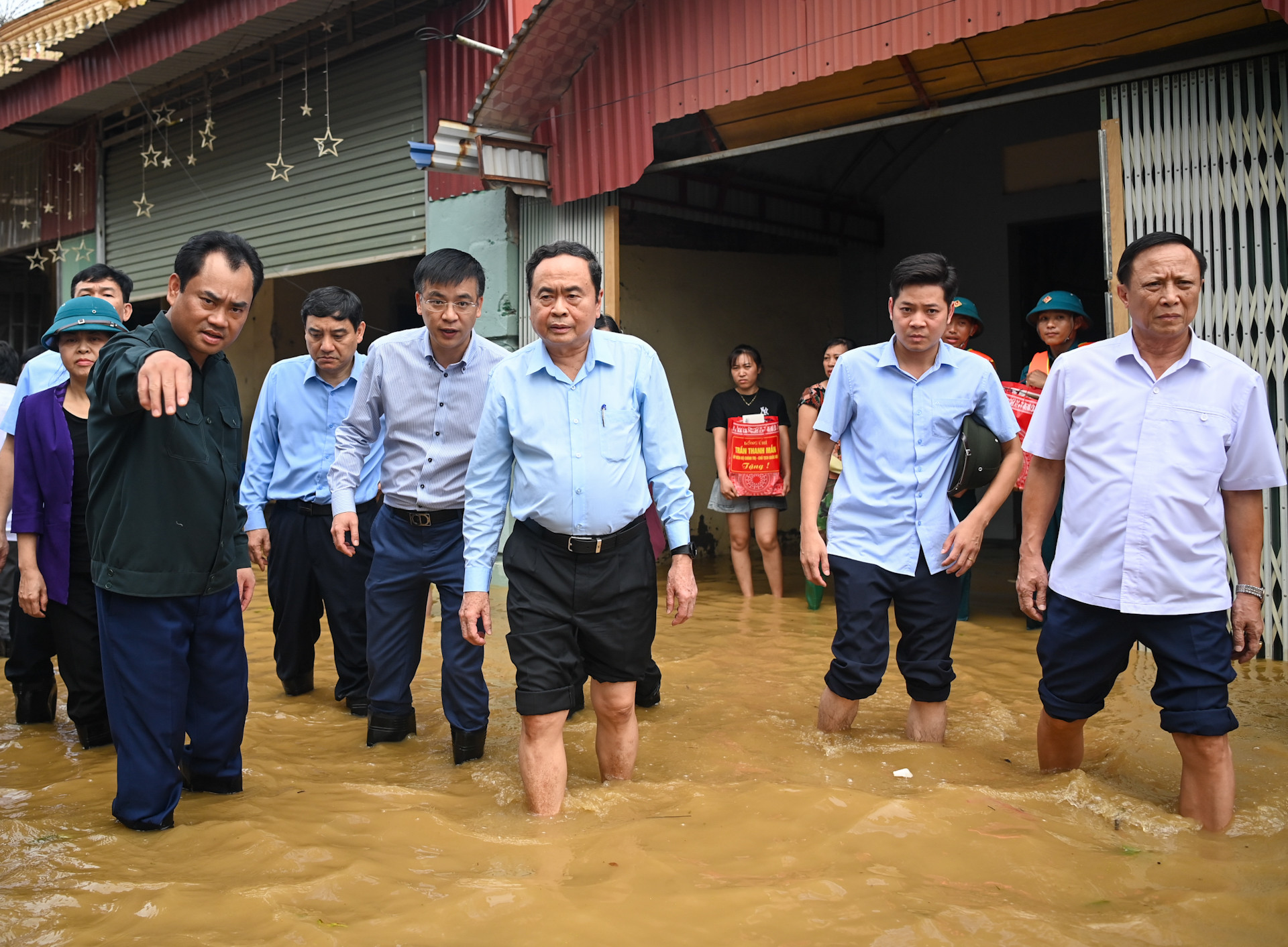 Chủ tịch Quốc hội Trần Thanh Mẫn thị sát tình hình ngập lụt tại xã Nga Mỹ, huyện Phú Bình.