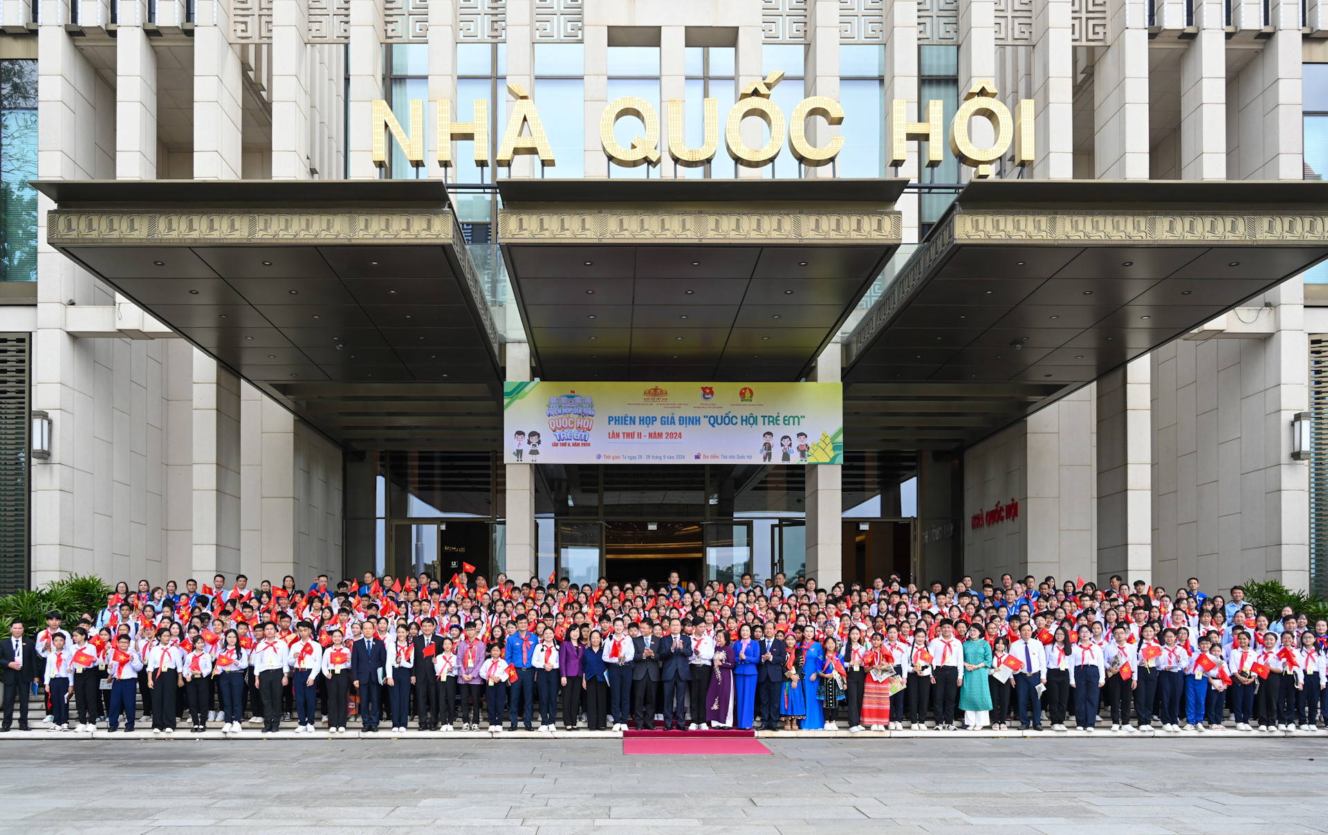 Chủ tịch Quốc hội Trần Thanh Mẫn cùng các đồng chí lãnh đạo, nguyên lãnh đạo Đảng, Nhà nước và các đại biểu "Quốc hội trẻ em". Chủ tịch Quốc hội Trần Thanh Mẫn cùng các đồng chí lãnh đạo, nguyên lãnh đạo Đảng, Nhà nước và các đại biểu "Quốc hội trẻ em".