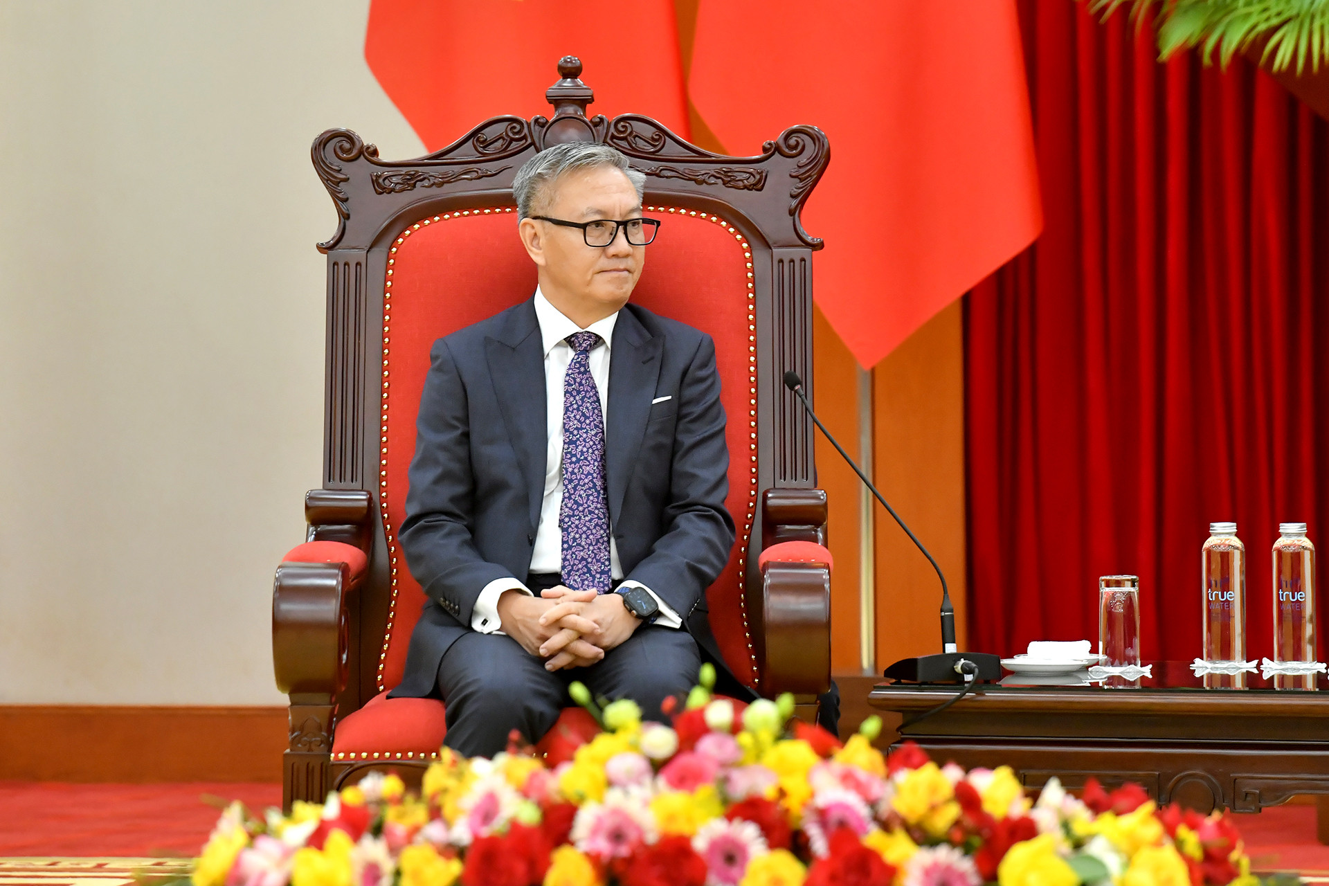 Đồng chí Thongsavanh Phomvihane, Bộ trưởng Ngoại giao Lào phát biểu tại buổi tiếp.