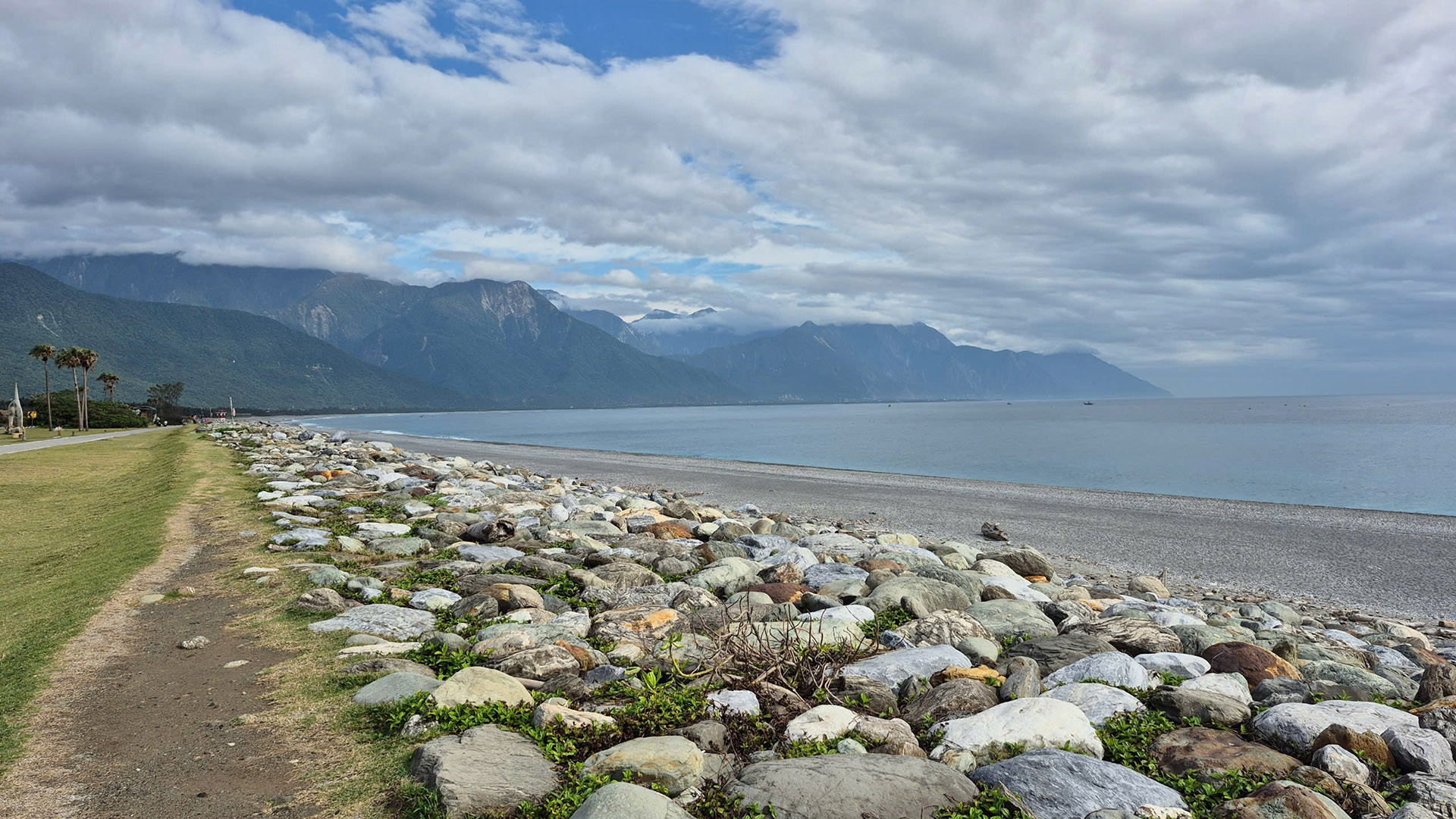 Bờ kè bằng đá dọc bãi biển Thất Tinh Đàm.