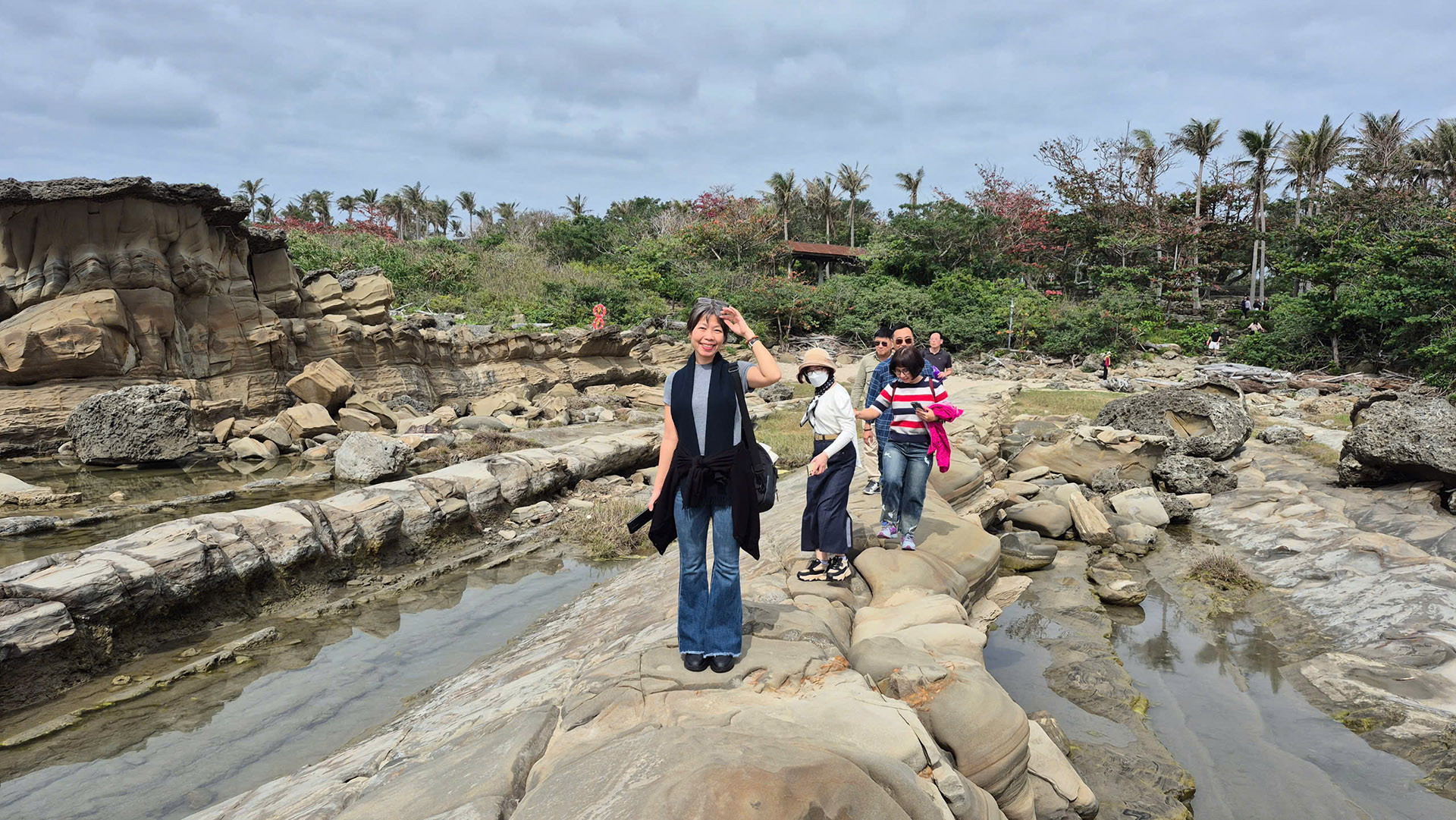 Khách du lịch Việt Nam hào hứng chụp ảnh tại khu thắng cảnh Tiểu Dã Liễu.