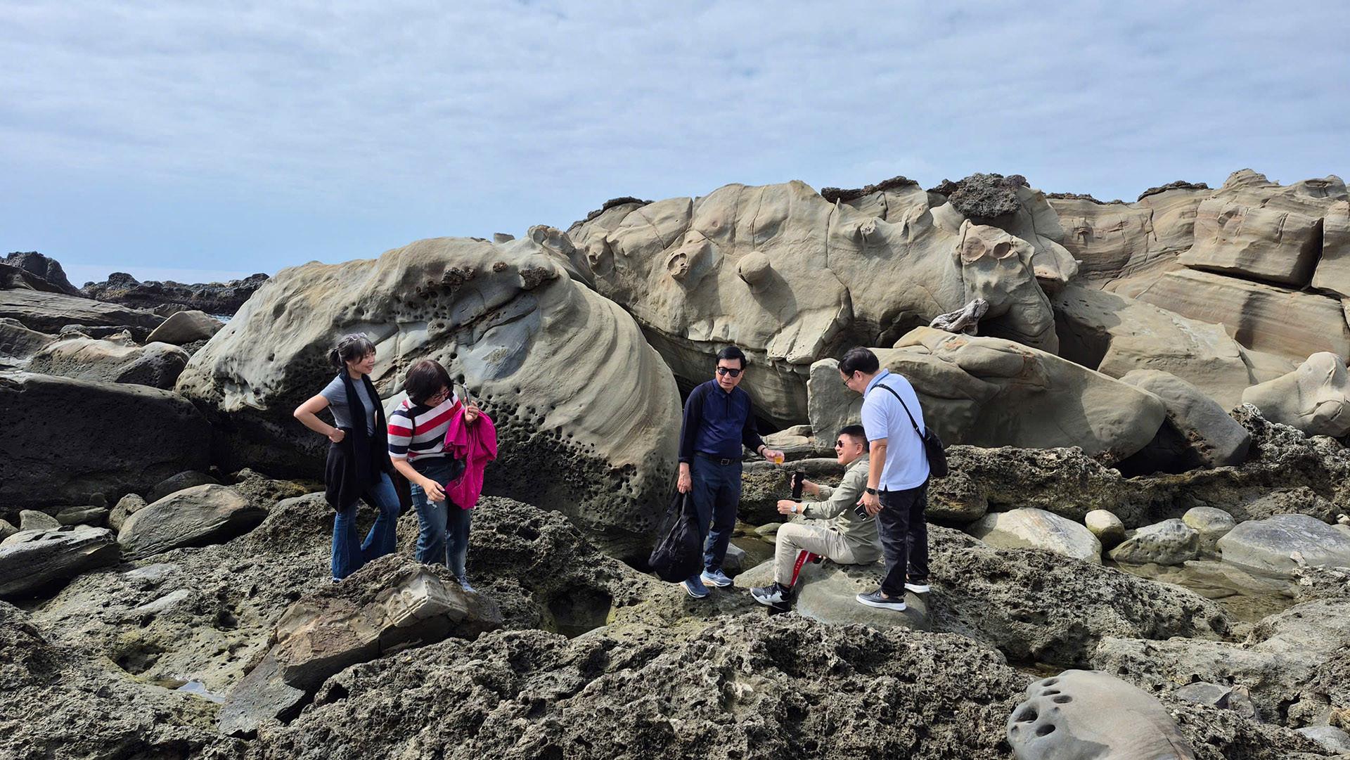 Khách du lịch khám phá những hình ảnh kỳ thú của tạo hóa.