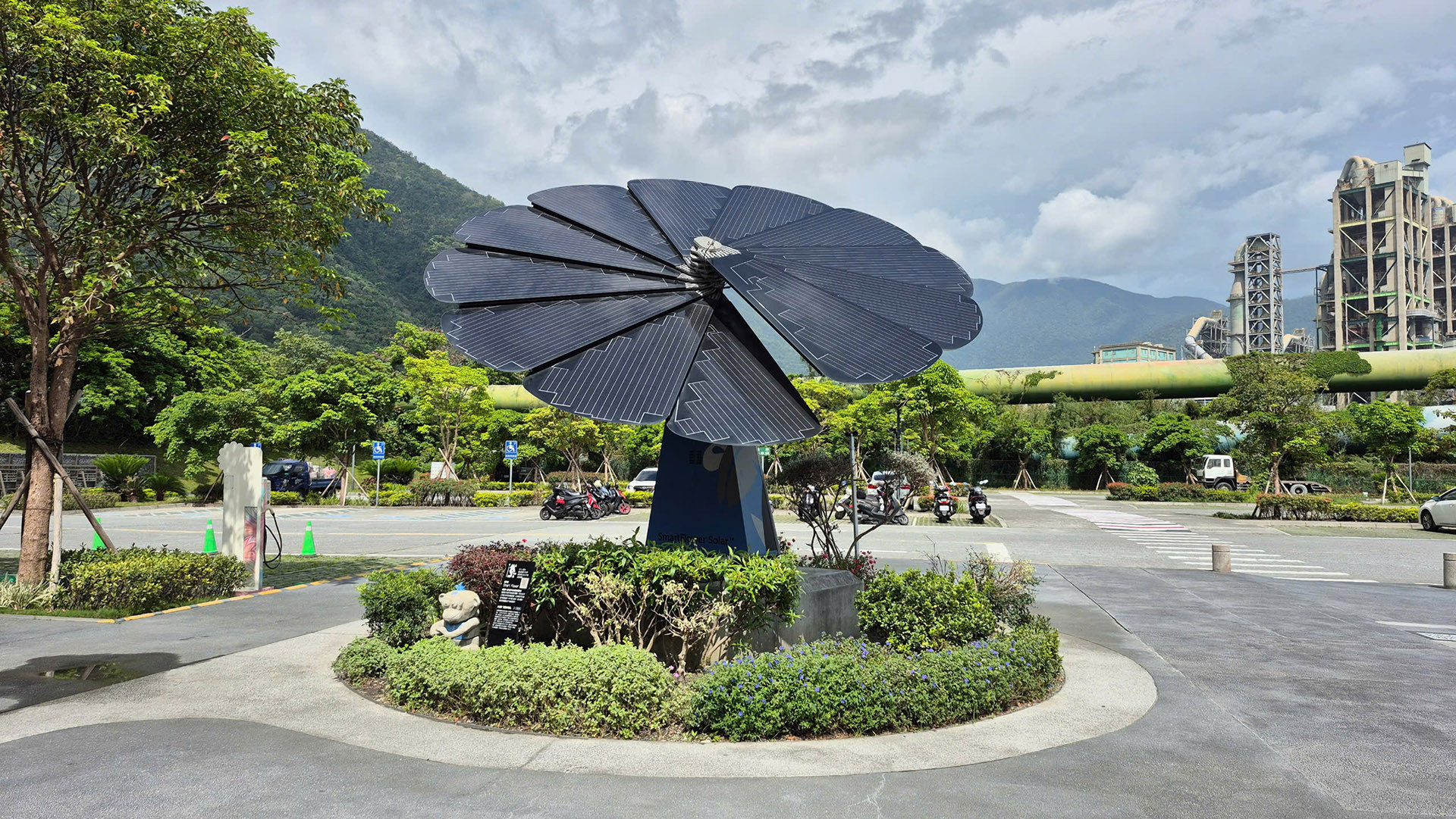 Một “bông hoa hòa bình” - hệ thống năng lượng mặt trời nằm bên cạnh một nhà máy xi-măng.