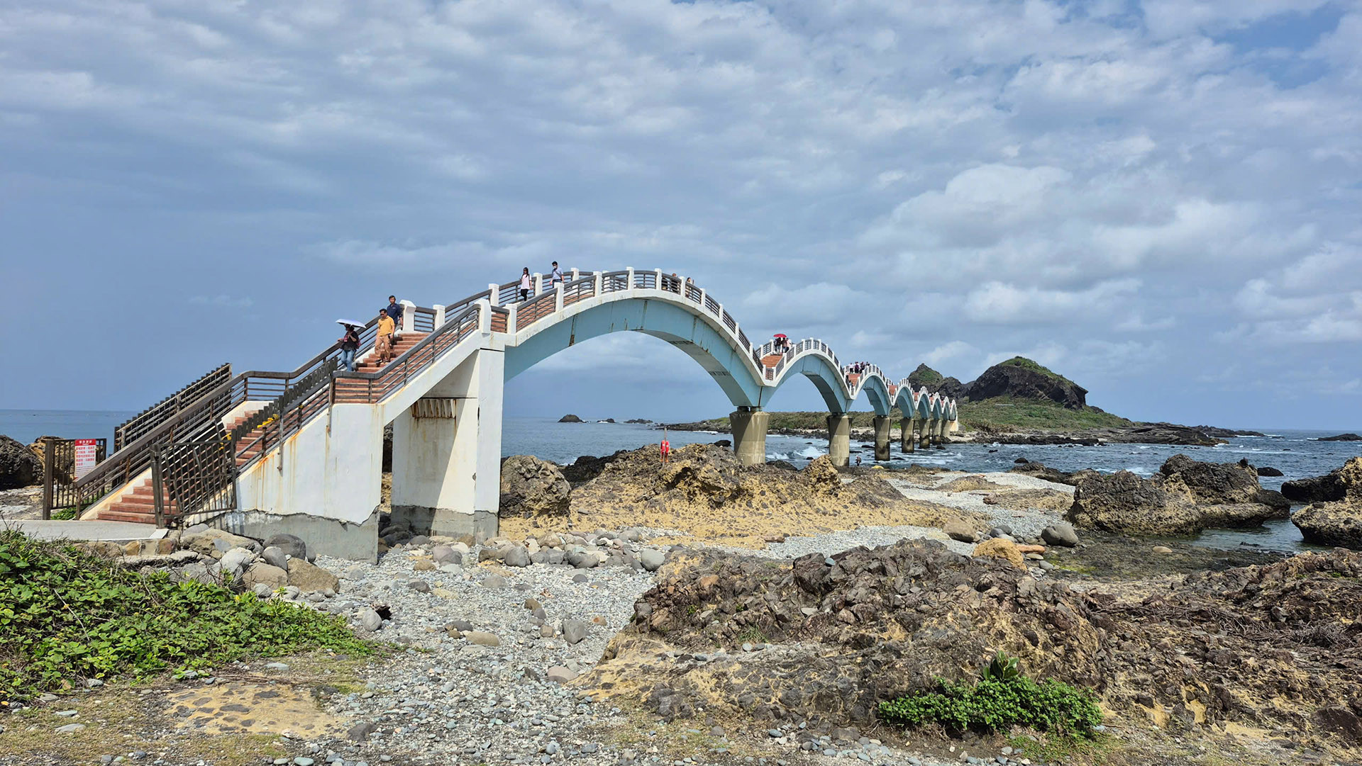 Cây cầu 8 nhịp nối liền đất liền với hòn đảo ngoài khơi, nơi nhiều người dân địa phương chọn làm nơi đón bình minh và đón chào năm mới.