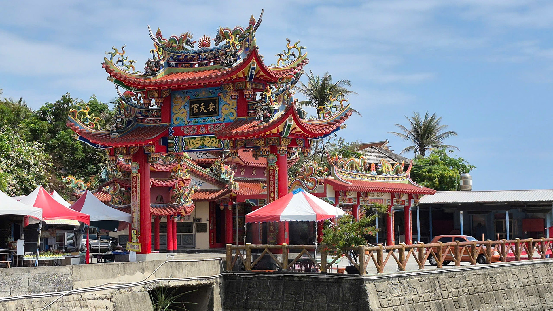 Một ngôi đền nằm ngay bên cạnh Khu bảo tồn nguồn lợi thủy sản Phú Sơn.