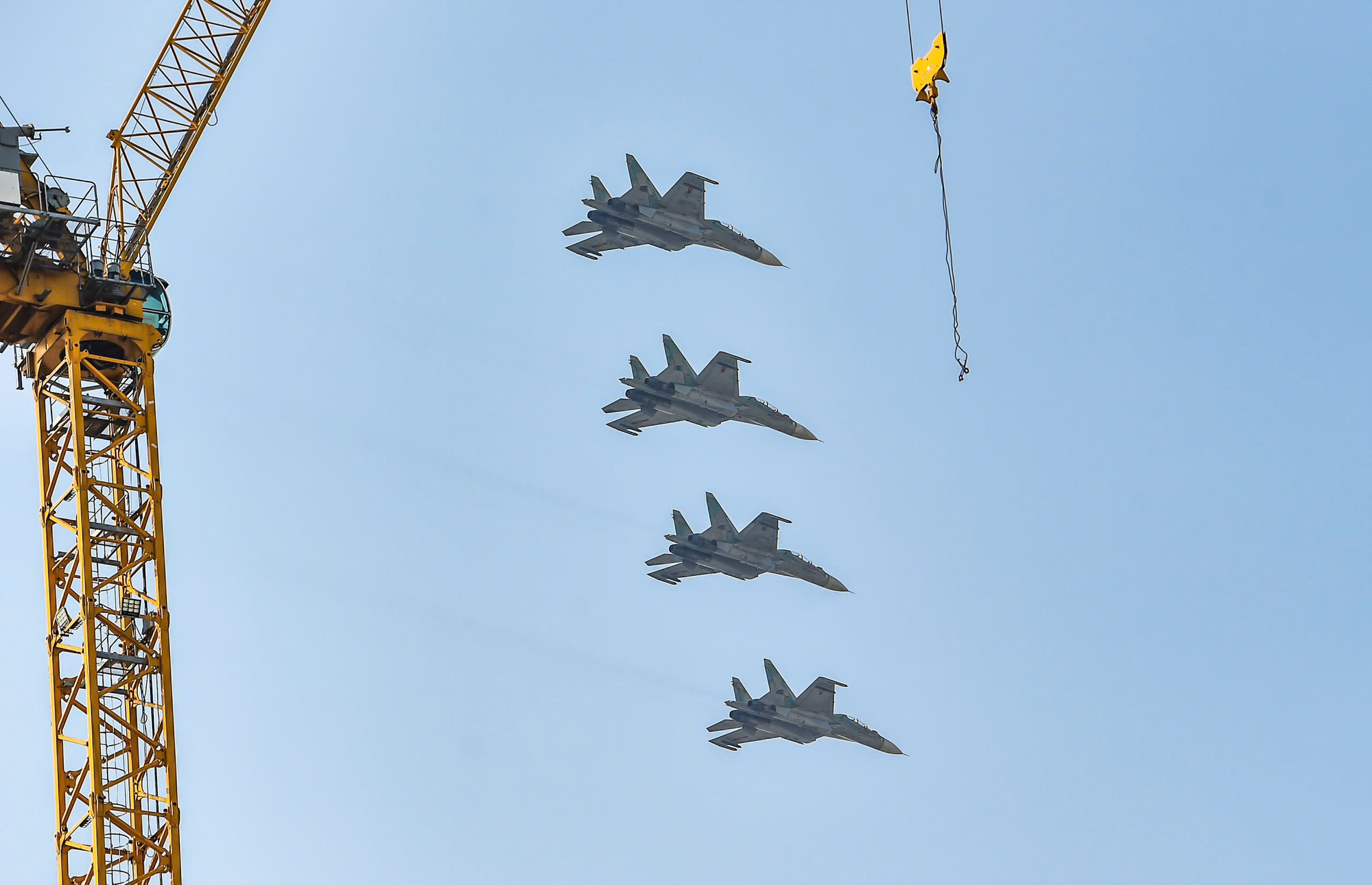 Tiêm kích trình diễn bay đội hình trên bầu trời Thành phố Hồ Chí Minh.