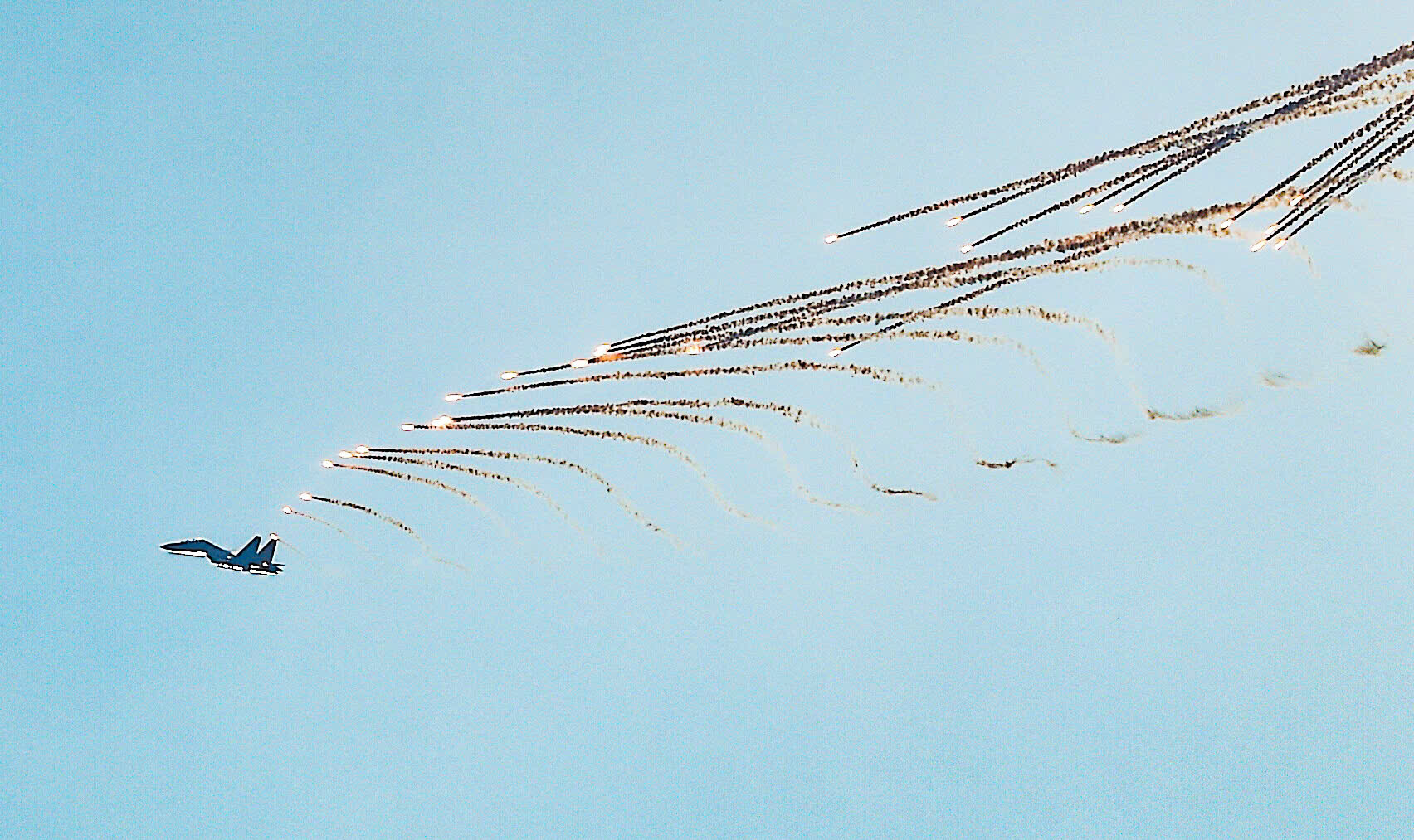 Tiêm kích Su-30MK2 thả bẫy nhiệt trên bầu trời Thành phố Hồ Chí Minh.