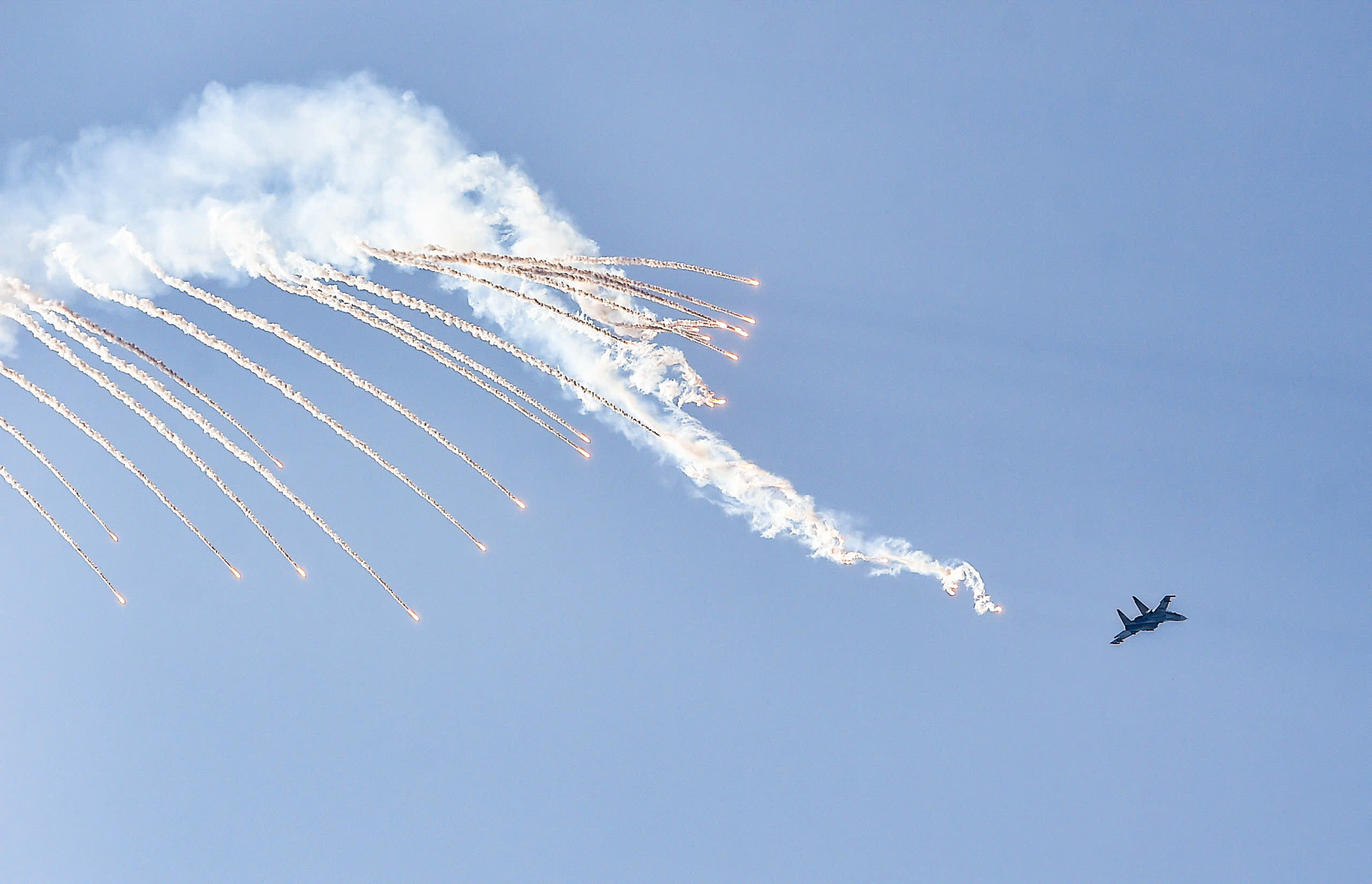 Tiêm kích Su-30MK2 thả bẫy nhiệt trên bầu trời Thành phố Hồ Chí Minh.