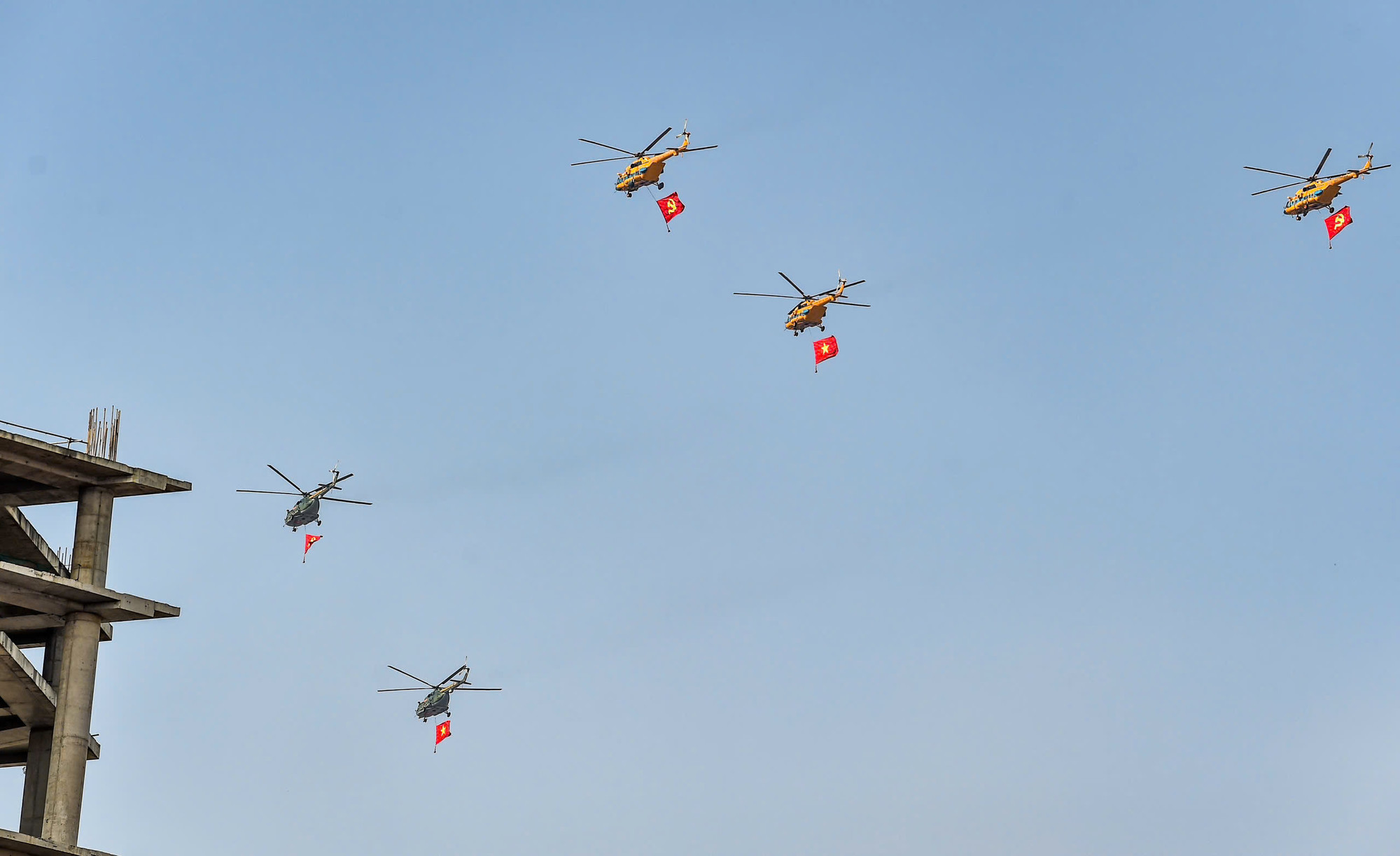 Các trực thăng Mi-8 và Mi-17 mang theo cờ Đảng, cờ Tổ quốc hướng tới lễ đài.