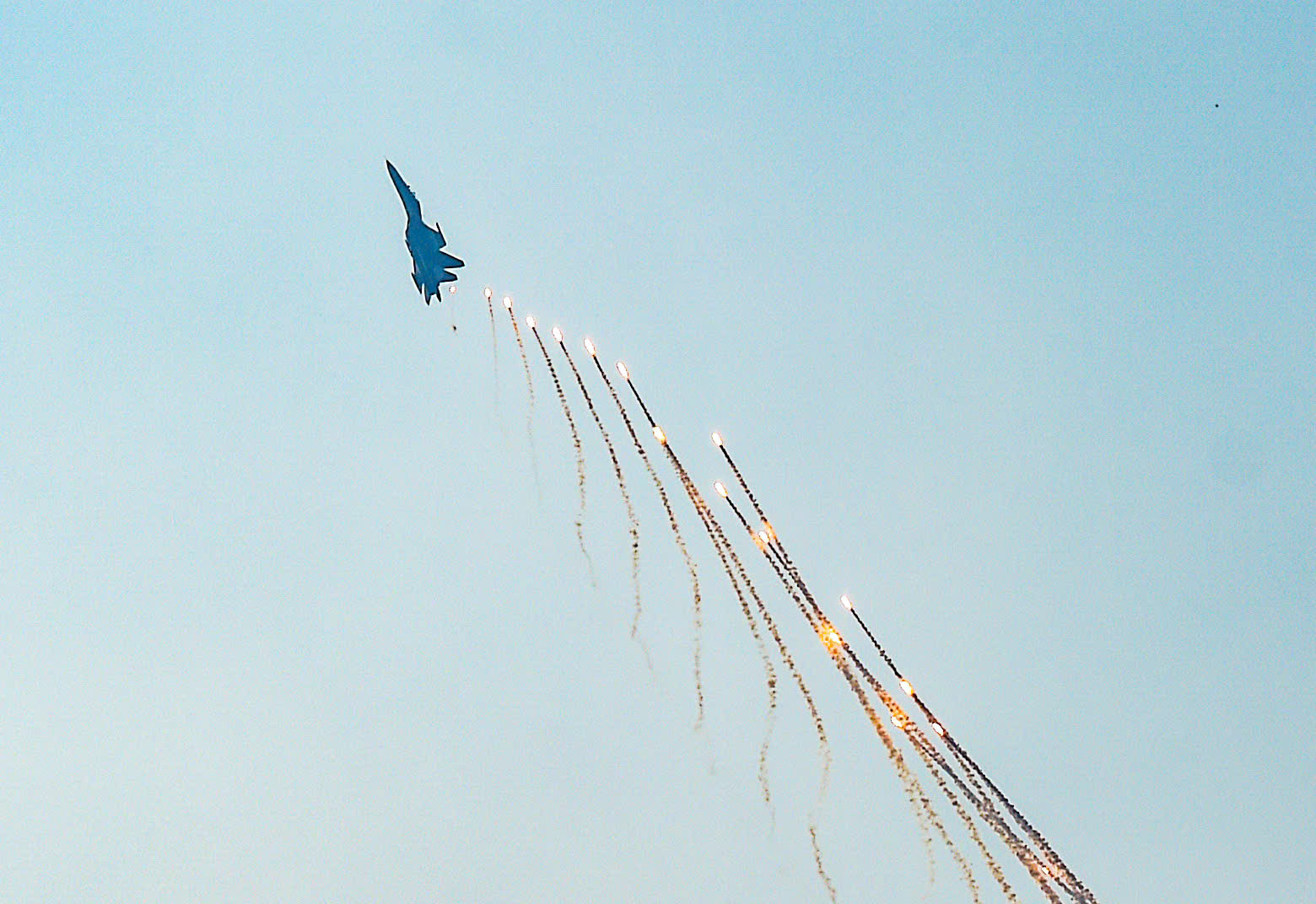 Su-30MK2 thả bẫy nhiệt trên bầu trời.