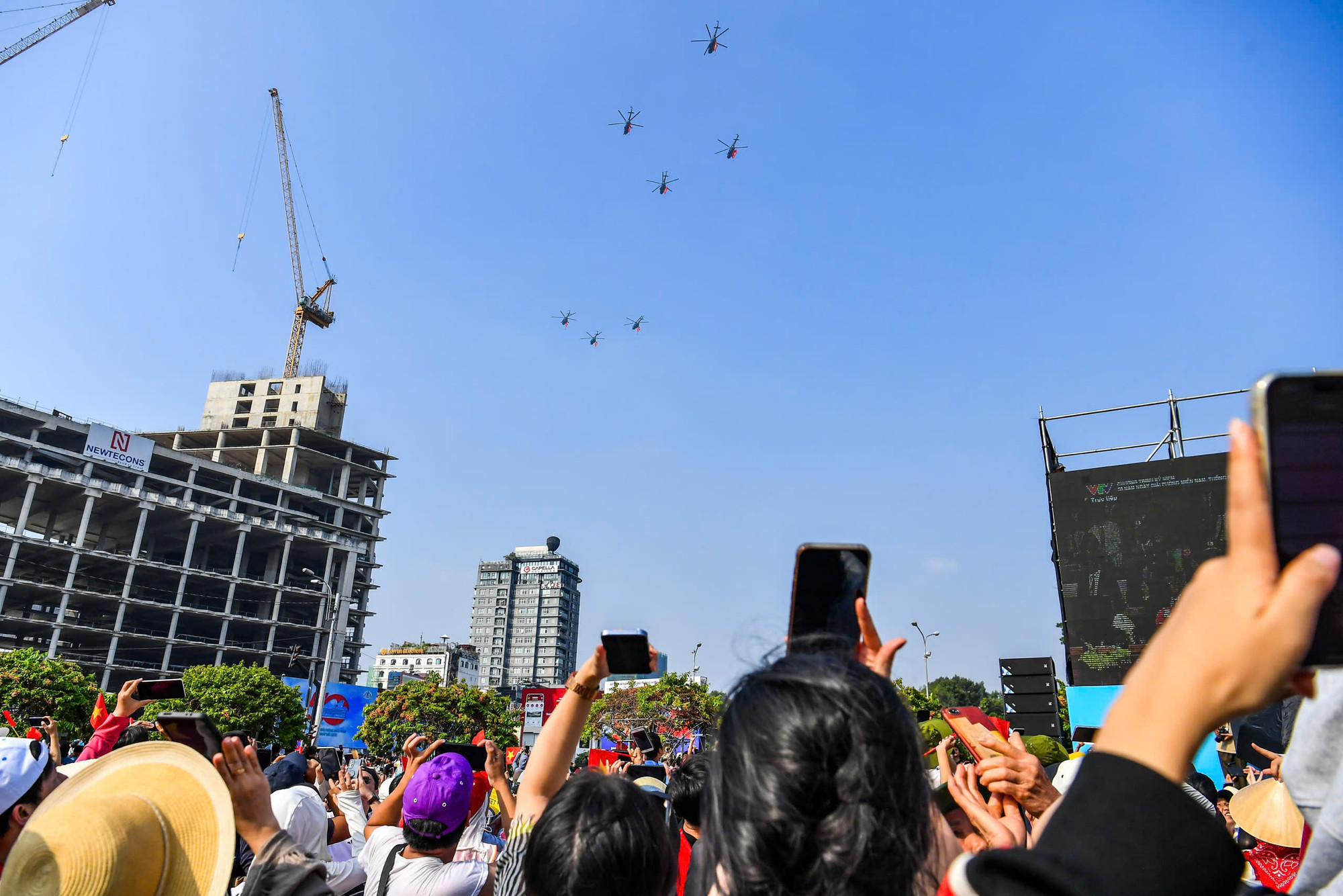 Người dân háo hức ghi lại khoảnh khắc ấn tượng trên bầu trời Thành phố Hồ Chí Minh nhân ngày đại lễ.