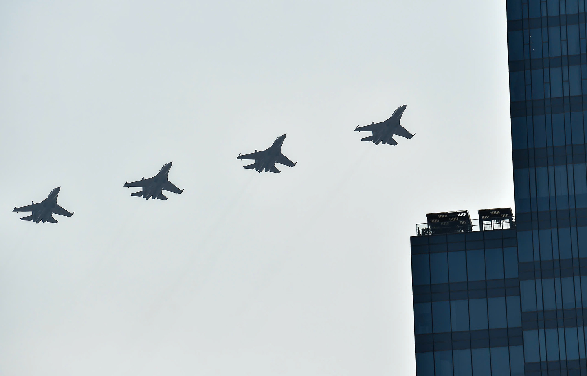 Tiêm kích trình diễn bay đội hình trên bầu trời Thành phố Hồ Chí Minh.