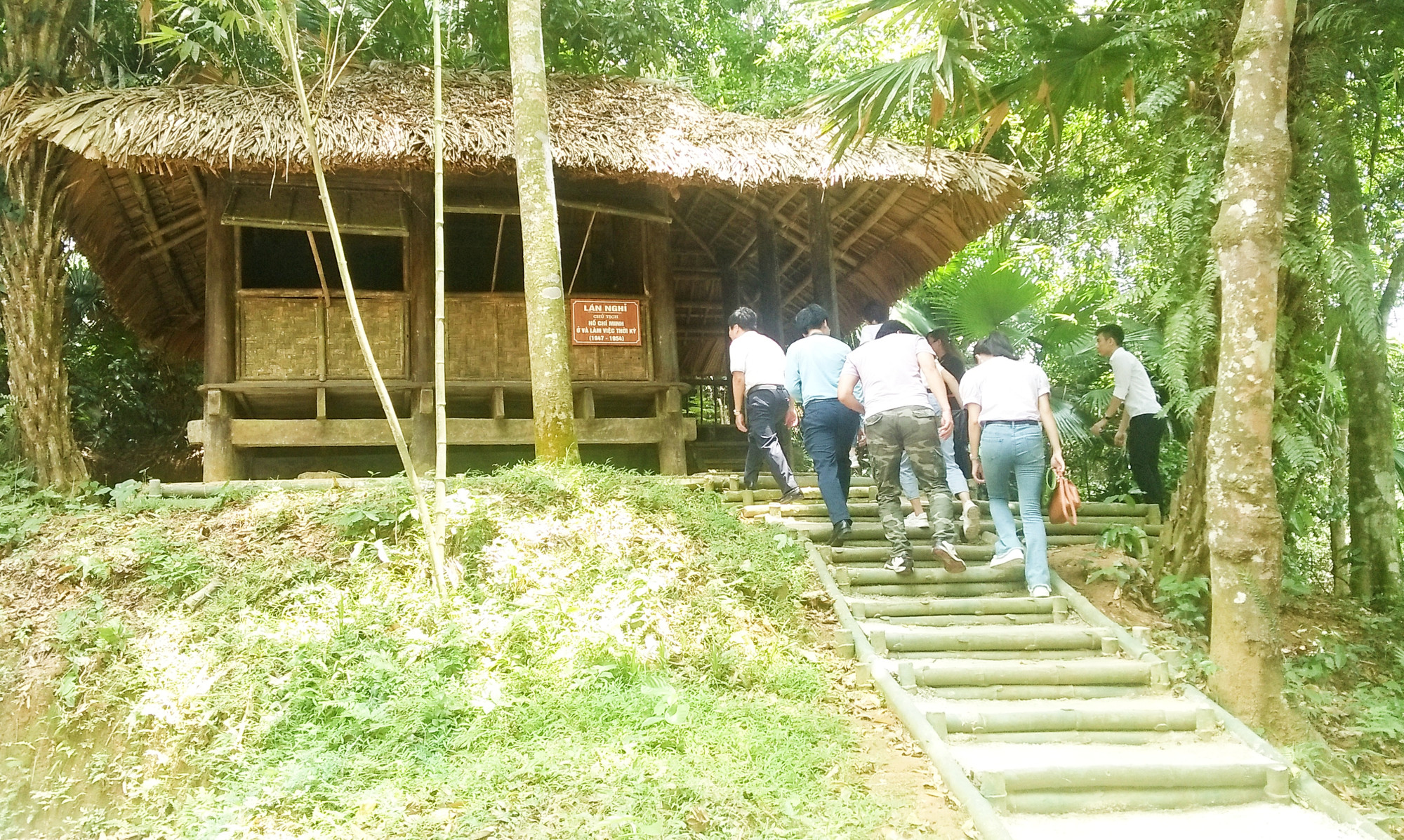 Nơi ở và làm việc của Bác Hồ ở ATK Định Hóa có sức hút lớn đối với du khách.