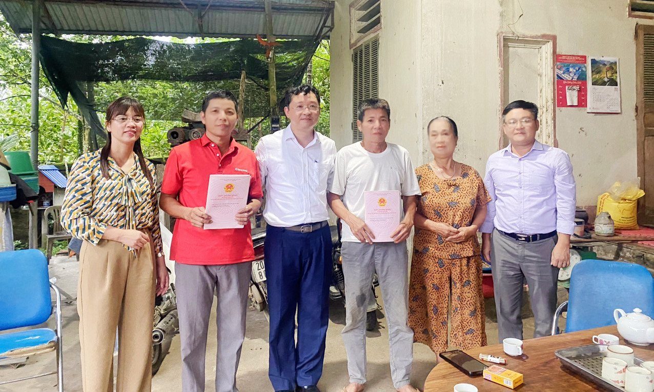 Bí thư Huyện ủy Phú Lương Nguyễn Quốc Hữu trao sổ đỏ cho hộ nghèo, hộ cận nghèo để có đủ điều kiện để được hỗ trợ xóa nhà tạm.