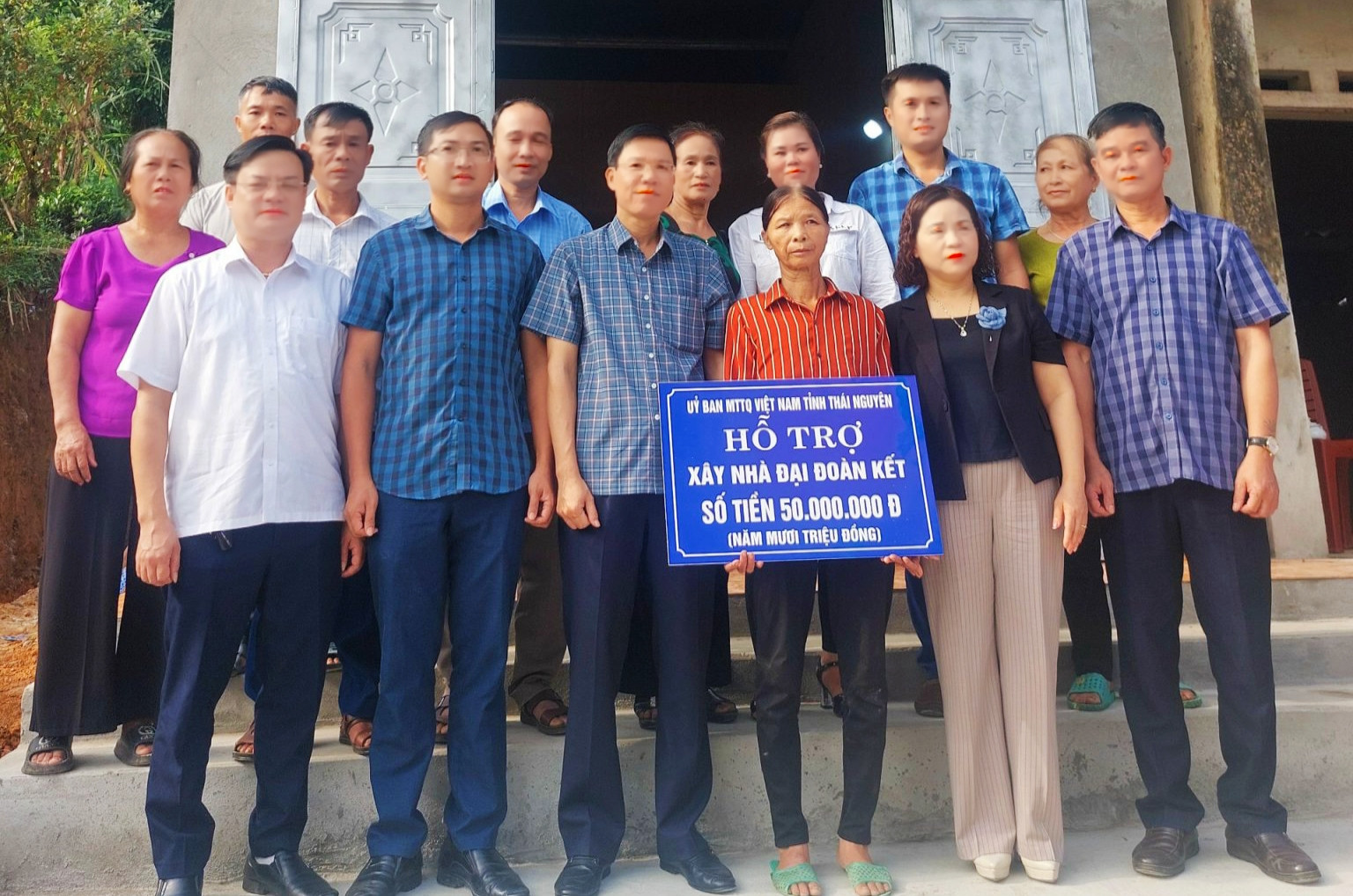 Ba năm qua, Ủy ban Mặt trận Tổ quốc Việt Nam tỉnh Thái Nguyên huy động gần 150 tỷ đồng hỗ trợ xóa hơn 3000 nhà tạm cho hộ nghèo, cận nghèo.