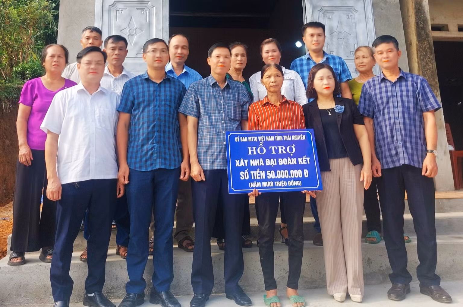 Ba năm qua, Ủy ban Mặt trận Tổ quốc Việt Nam tỉnh Thái Nguyên huy động gần 150 tỷ đồng hỗ trợ xóa hơn 3000 nhà tạm cho hộ nghèo, cận nghèo.
