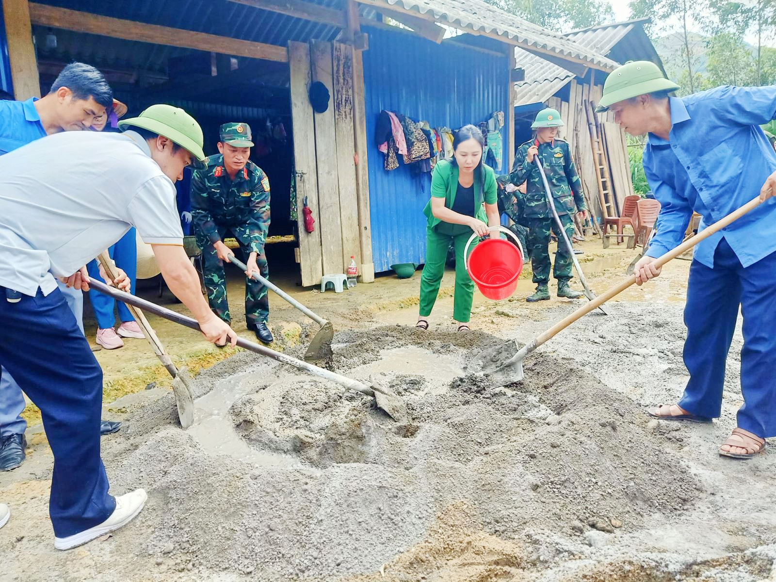 Cán bộ huyện Đồng Hỷ, xã Văn Lăng giúp người dân xóm Bản Tèn xóa nhà tạm.