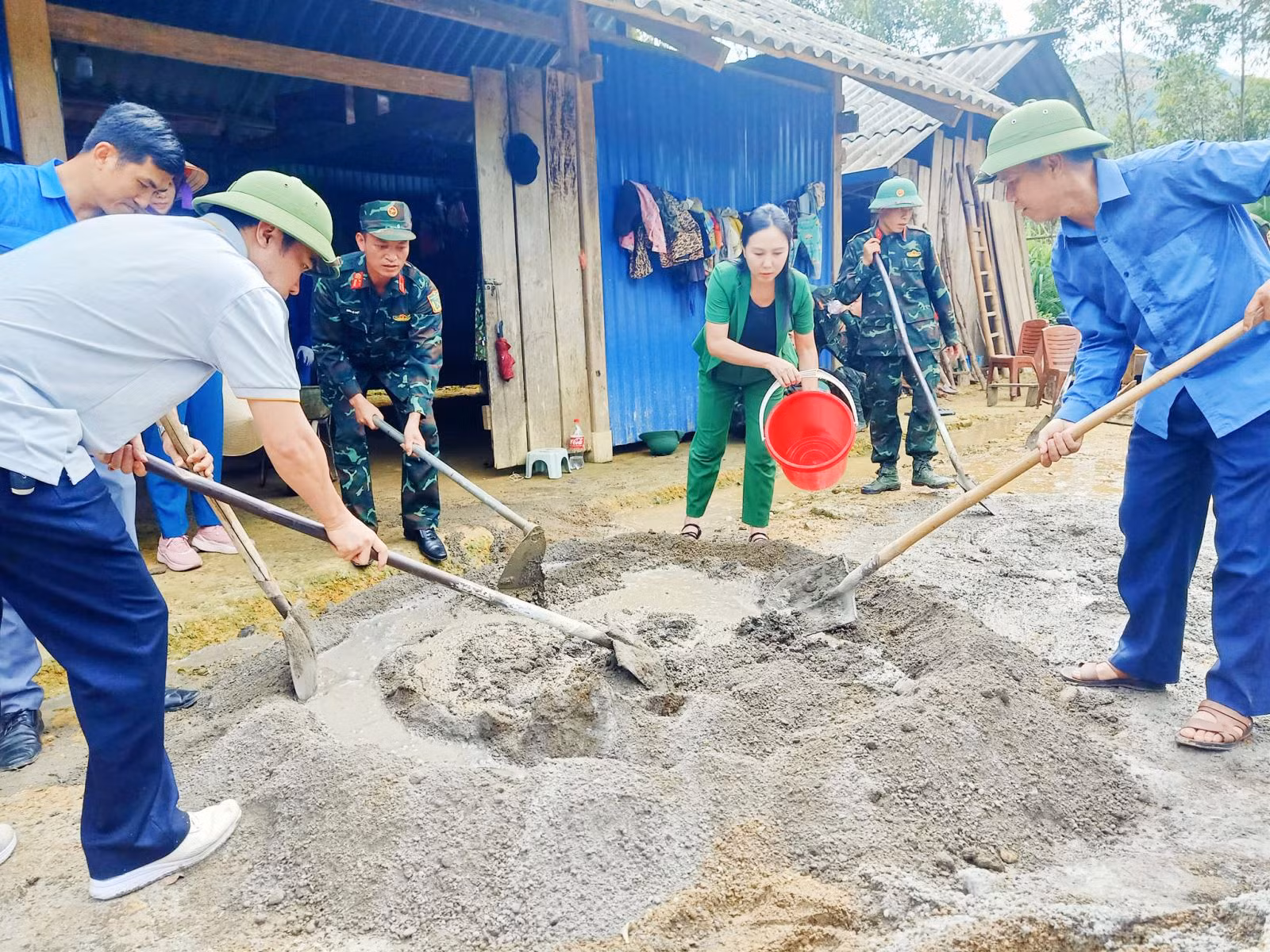 Cán bộ huyện Đồng Hỷ, xã Văn Lăng giúp người dân xóm Bản Tèn xóa nhà tạm.