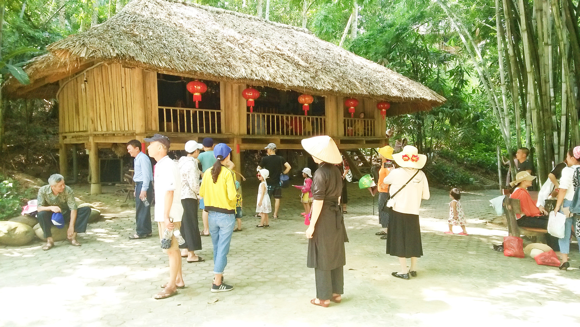 Văn hóa dân tộc Tày được bảo tồn tại làng Thái Hải ở thành phố Thái Nguyên thu hút nhiều du khách..