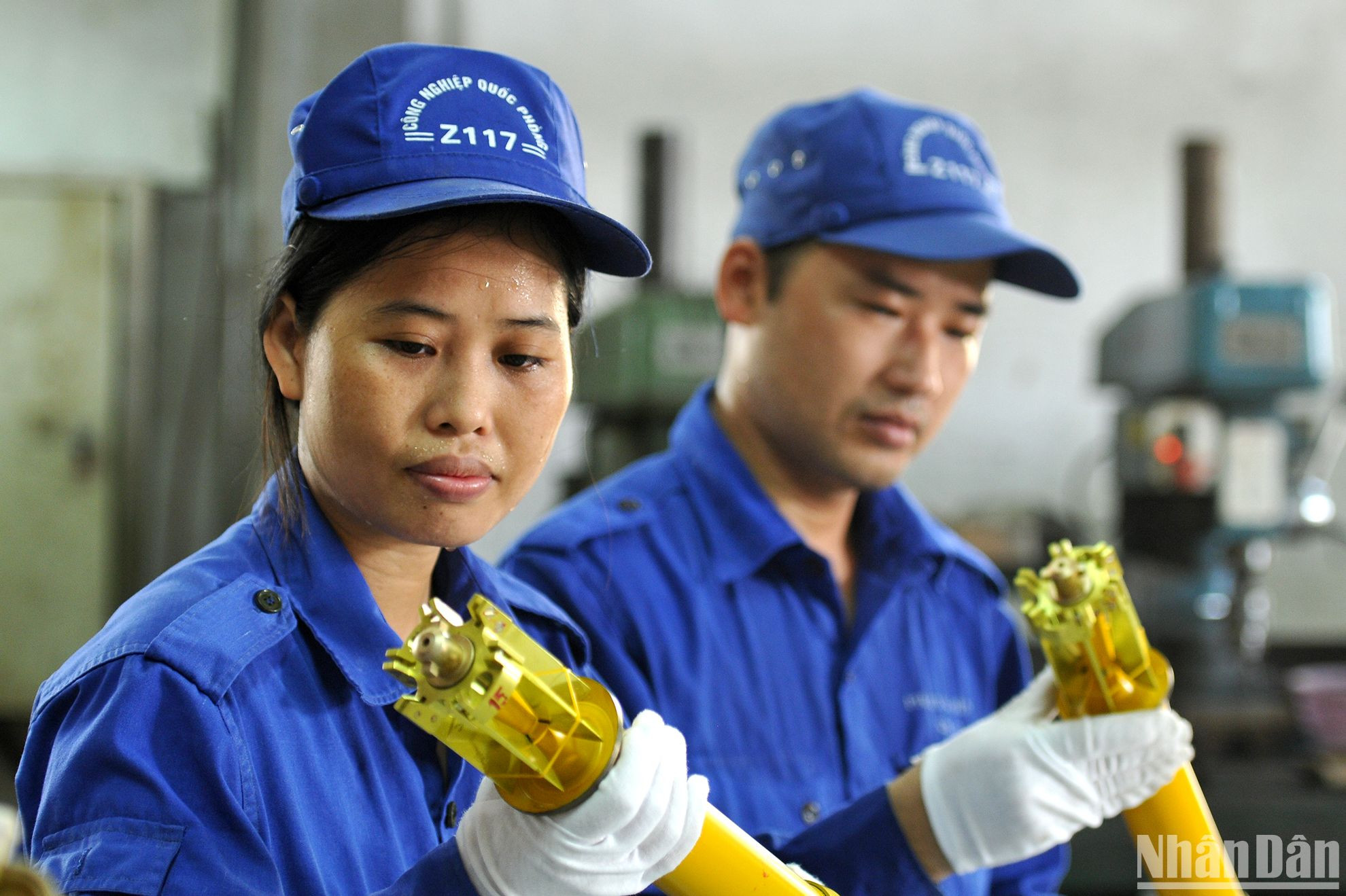 Công nhân nhà máy Z117 kiểm đếm sản phẩm. Công nhân nhà máy Z117 kiểm đếm sản phẩm.