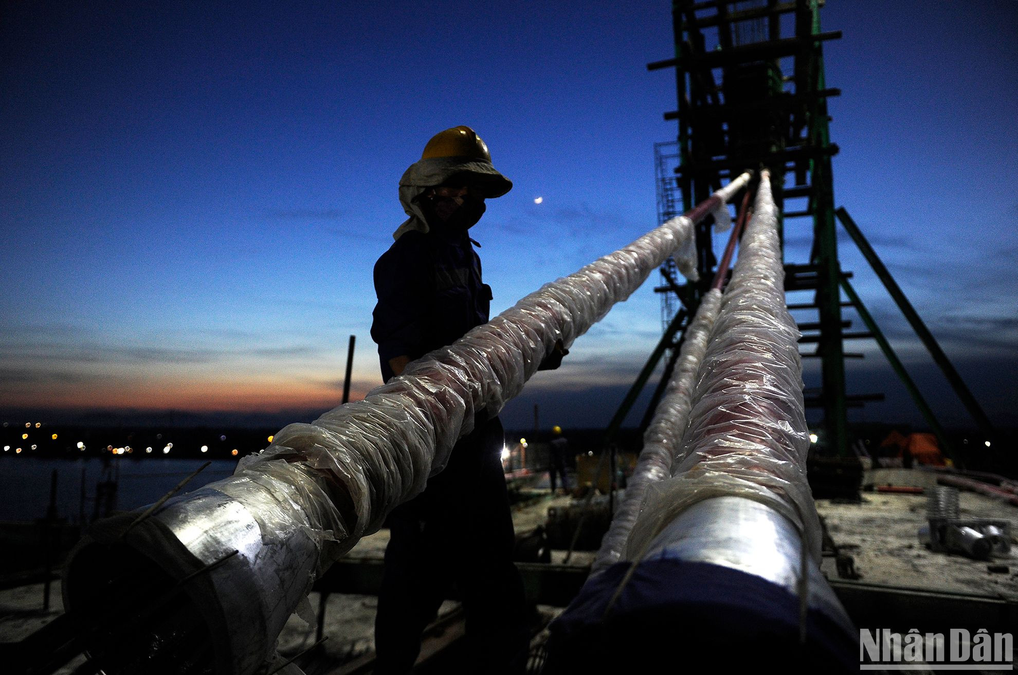 Tăng ca làm việc trong thời tiết nắng nóng để kịp tiến độ công trình xây dựng. Tăng ca làm việc trong thời tiết nắng nóng để kịp tiến độ công trình xây dựng.