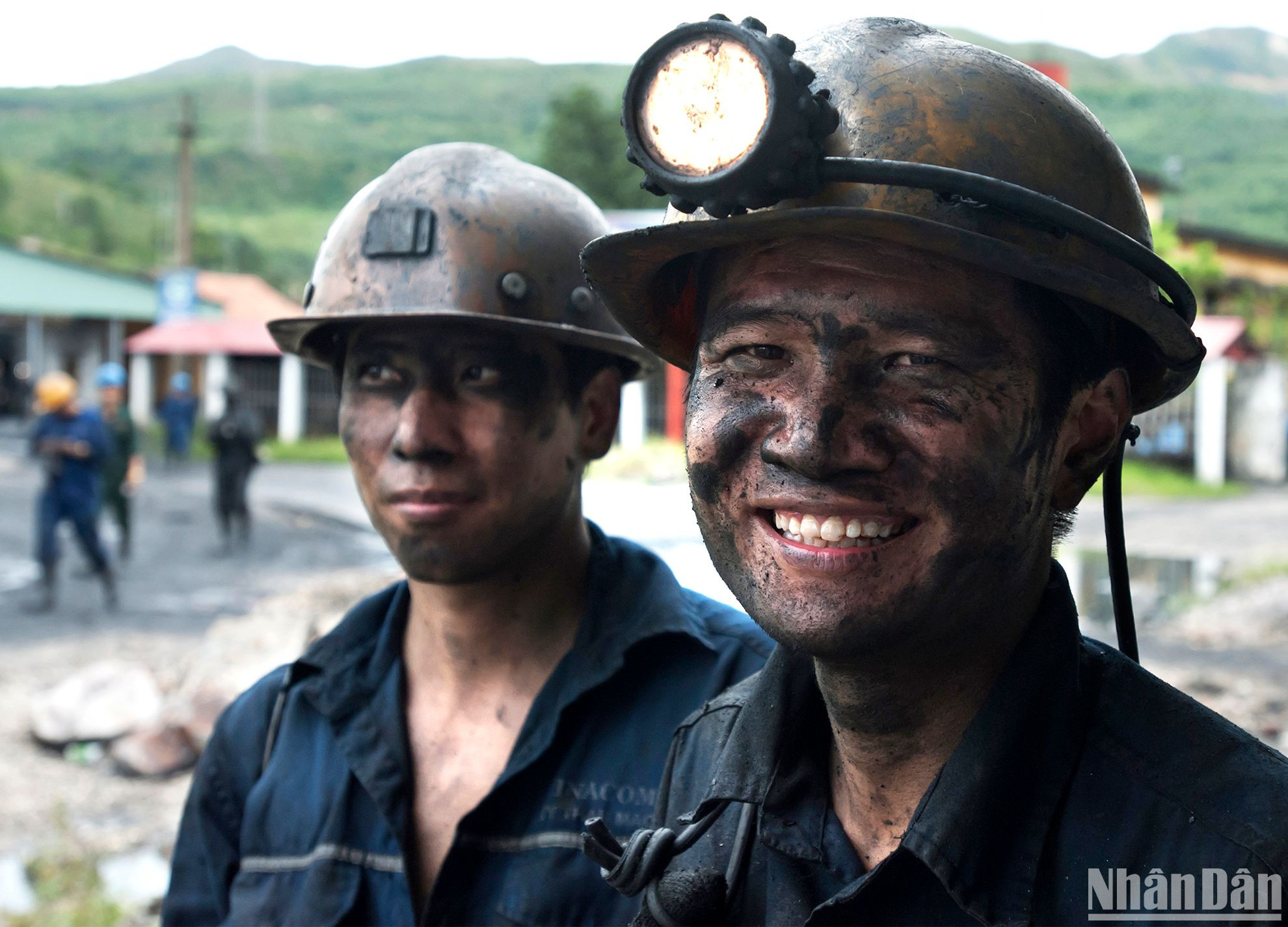 Người thợ lò Công ty Than Cẩm Phả giờ tan ca. Người thợ lò Công ty Than Cẩm Phả giờ tan ca.