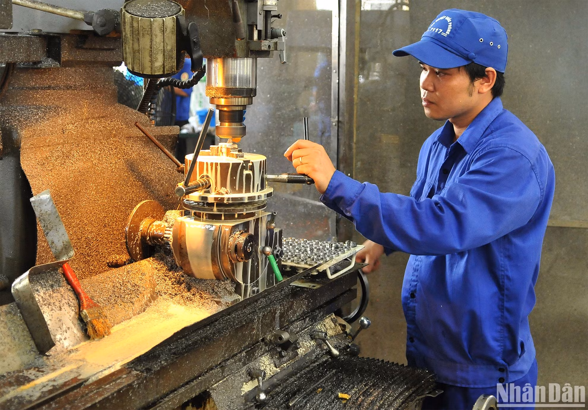 Công nhân làm việc trong xưởng cơ khí.