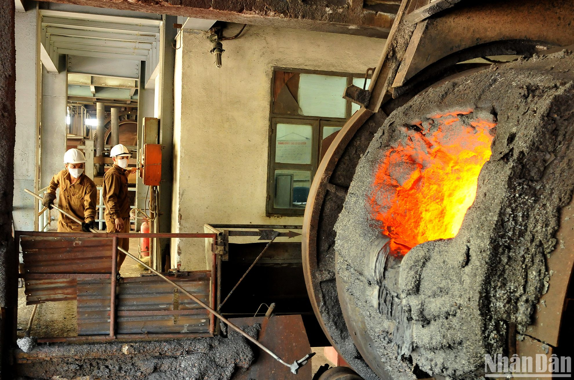 Công nhân nhà máy luyện đồng Lào Cai làm việc trong môi trường độc hại và lò nung với nhiệt độ rất cao. Công nhân nhà máy luyện đồng Lào Cai làm việc trong môi trường độc hại và lò nung với nhiệt độ rất cao.