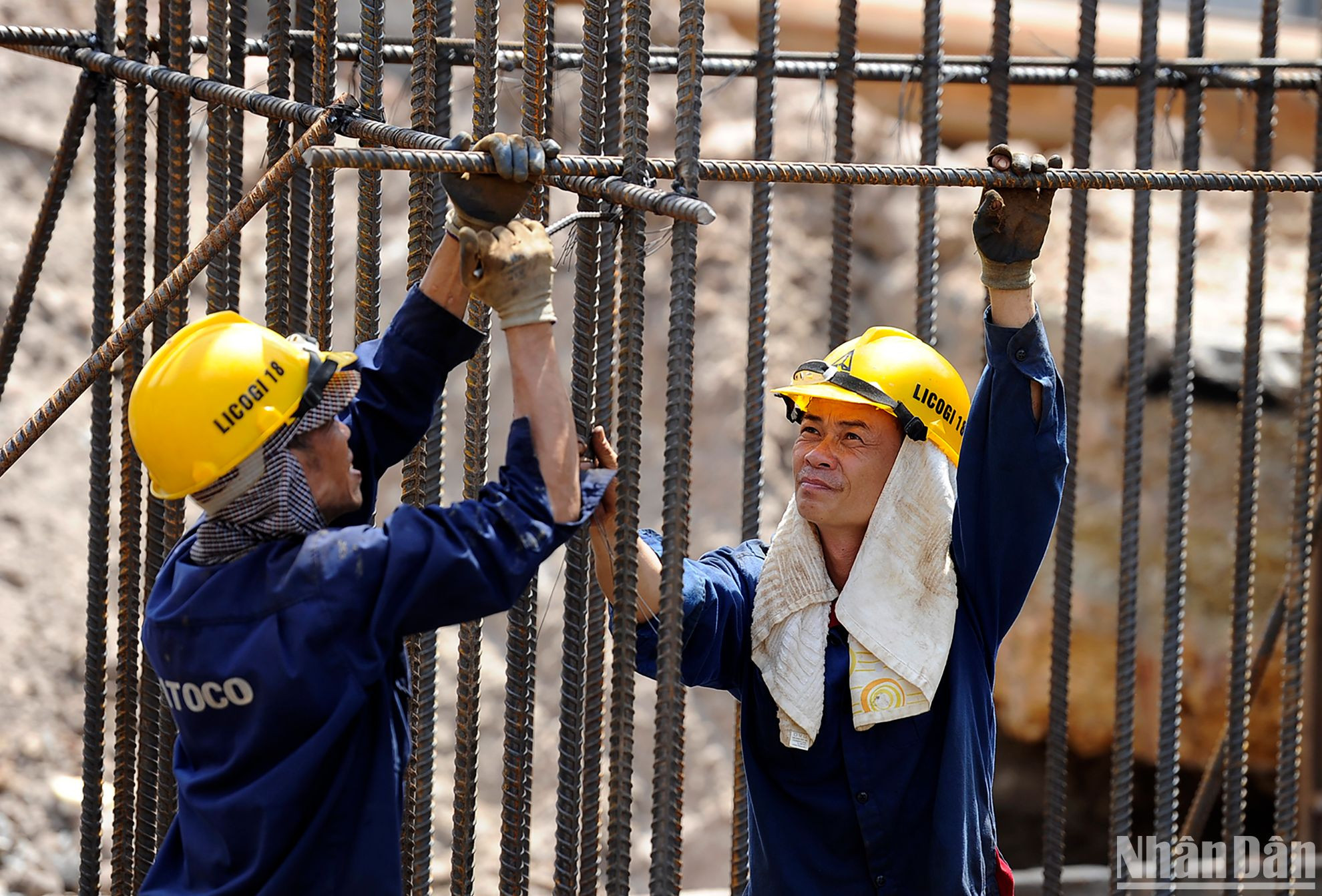 Công nhân làm sắt trên công trường xây dựng cầu Vĩnh Tuy (giai đoạn 2). Công nhân làm sắt trên công trường xây dựng cầu Vĩnh Tuy (giai đoạn 2).