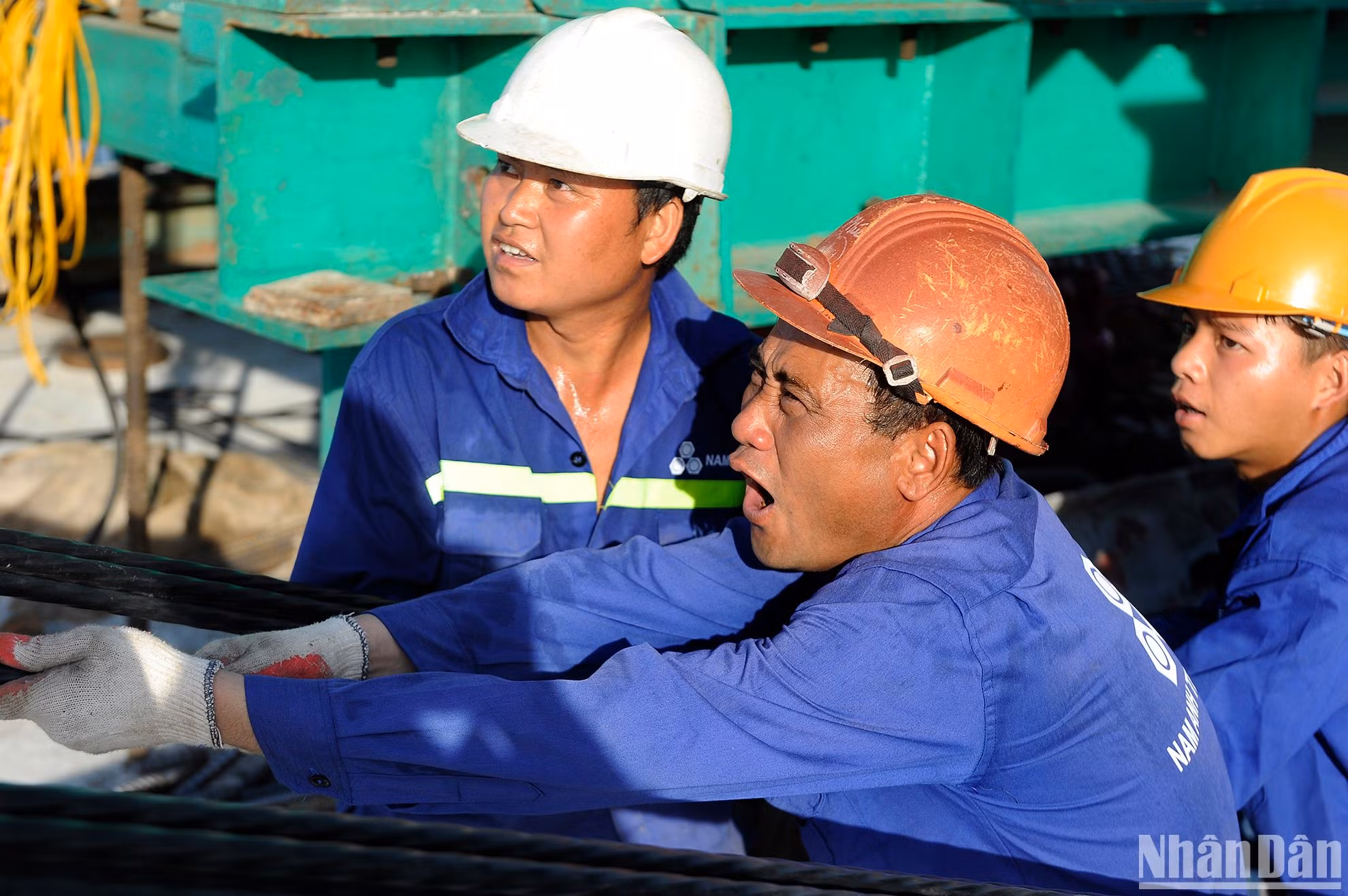 Vinh quang những người công nhân Việt Nam.