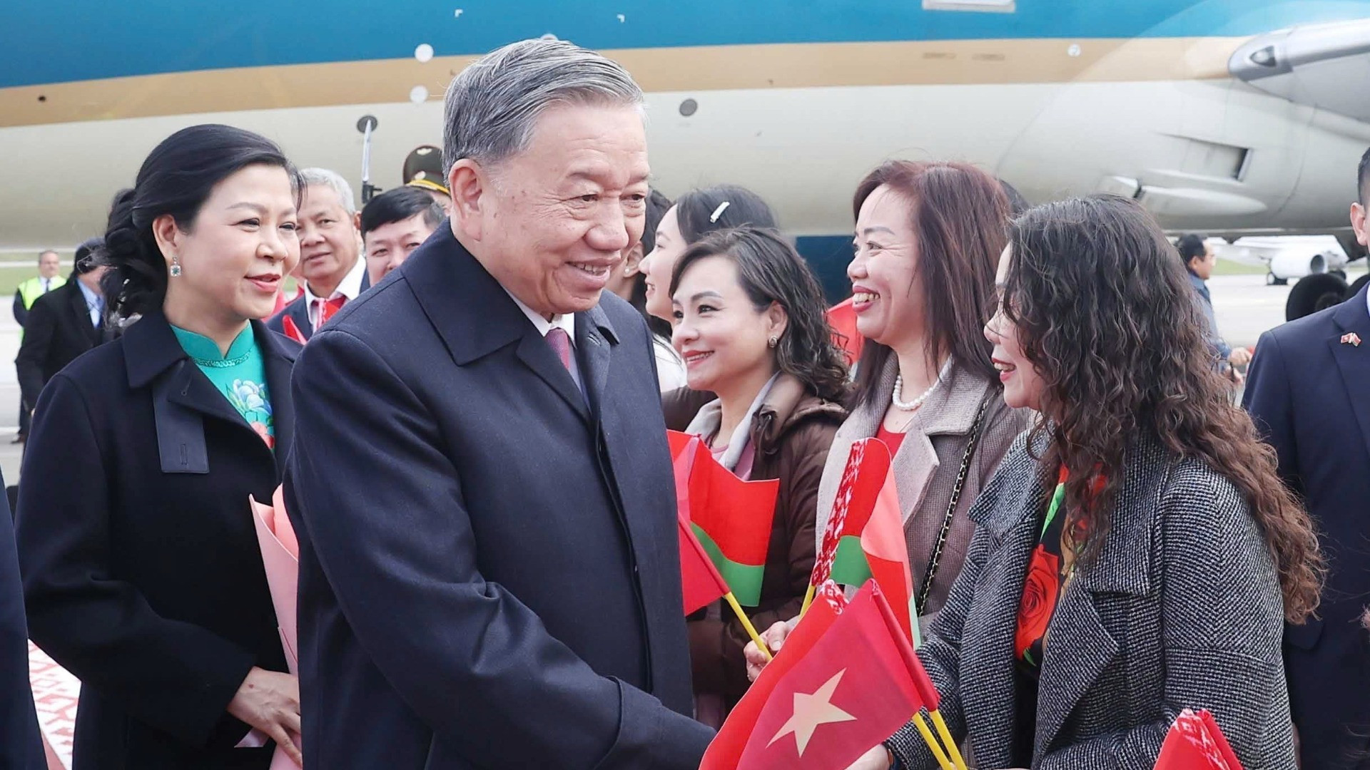 Đại diện cộng đồng người Việt Nam tại Belarus đón Tổng Bí thư Tô Lâm và Phu nhân ở sân bay quốc tế Minsk. (Ảnh: Thống Nhất/TTXVN)