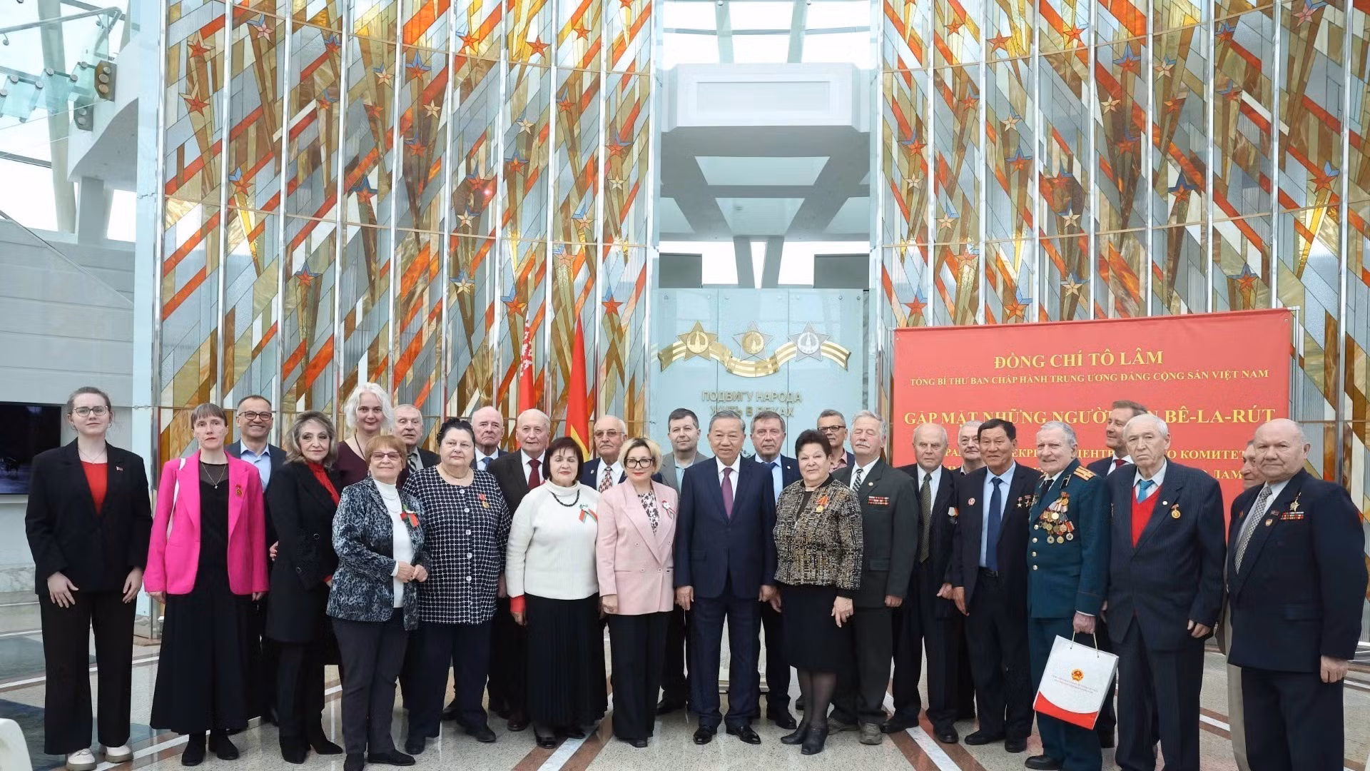 Tổng Bí thư Tô Lâm chụp ảnh chung với các cựu quân nhân, chuyên gia Belarus và những người bạn Belarus từng có đóng góp nổi bật cho Việt Nam. (Ảnh: Thống Nhất/TTXVN)