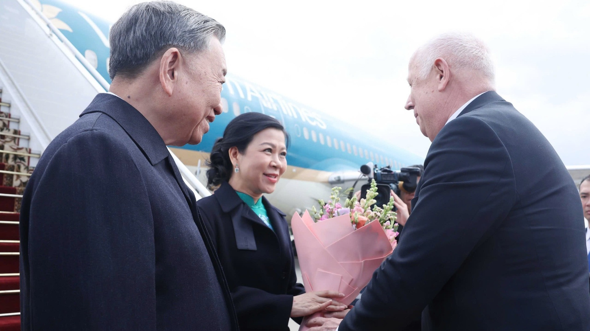 Phó Thủ tướng Belarus Anatoly Sivak đón Tổng Bí thư Tô Lâm và Phu nhân tại sân bay quốc tế Minsk. (Ảnh: Thống Nhất/TTXVN)