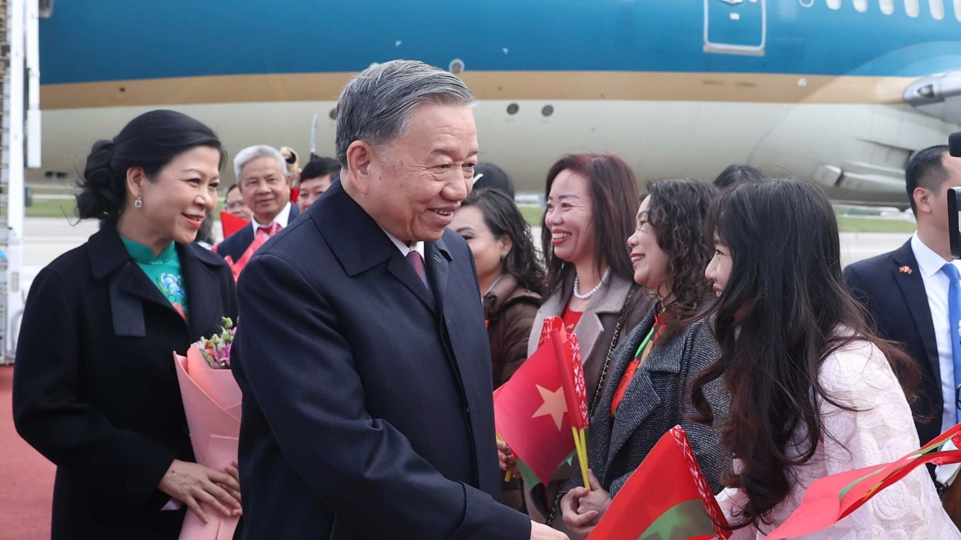 Đại diện cộng đồng người Việt Nam tại Belarus đón Tổng Bí thư Tô Lâm và Phu nhân ở sân bay quốc tế Minsk.(Ảnh: Thống Nhất/TTXVN)