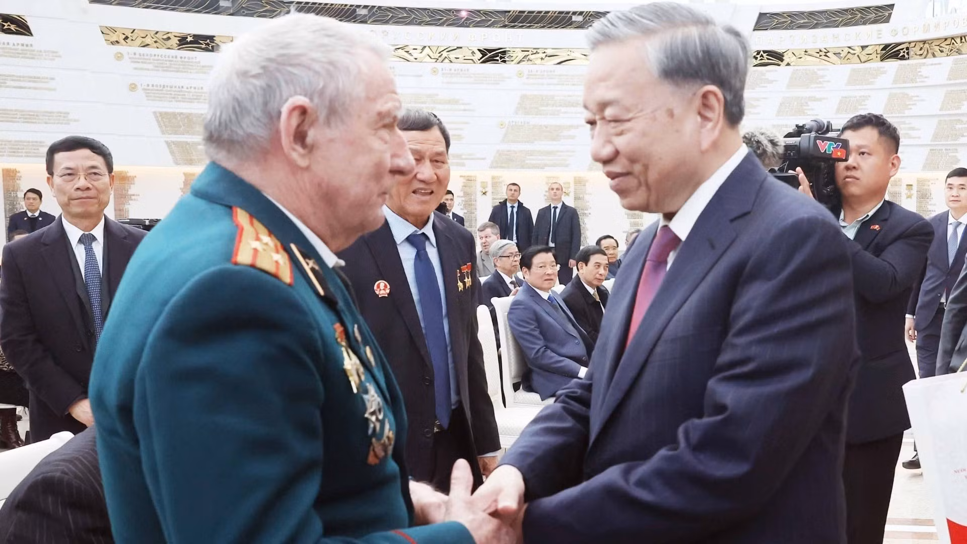 Tổng Bí thư Tô Lâm thăm hỏi, tặng quà cho cựu quân nhân Belarus từng có đóng góp nổi bật cho Việt Nam. (Ảnh: Thống Nhất/TTXVN)