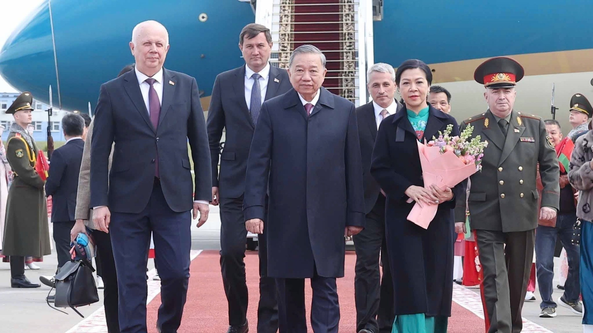 Tổng Bí thư Tô Lâm và Phu nhân tại sân bay quốc tế Minsk. (Ảnh: Thống Nhất/TTXVN)