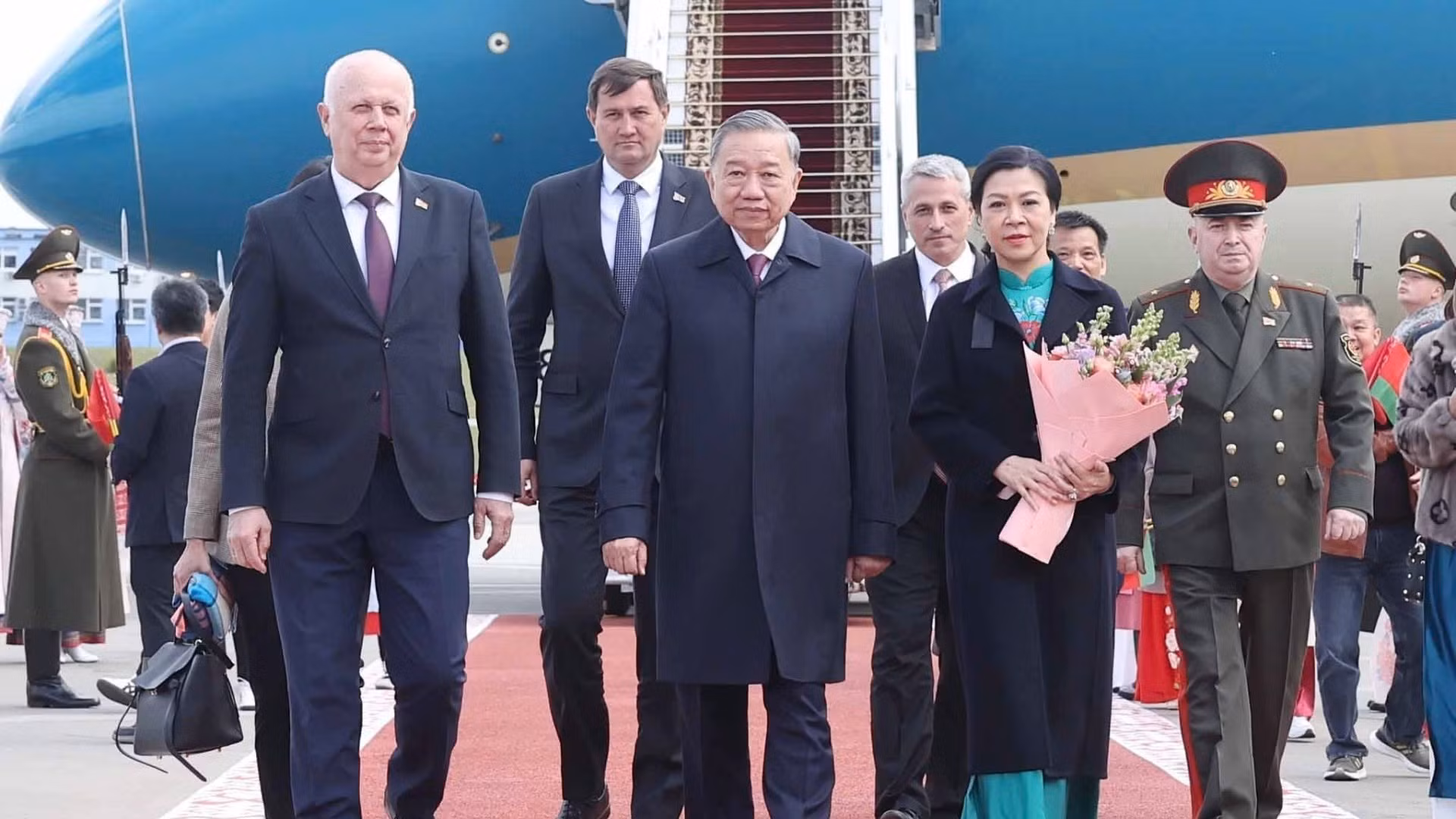 Tổng Bí thư Tô Lâm và Phu nhân tại sân bay quốc tế Minsk. (Ảnh: Thống Nhất/TTXVN)