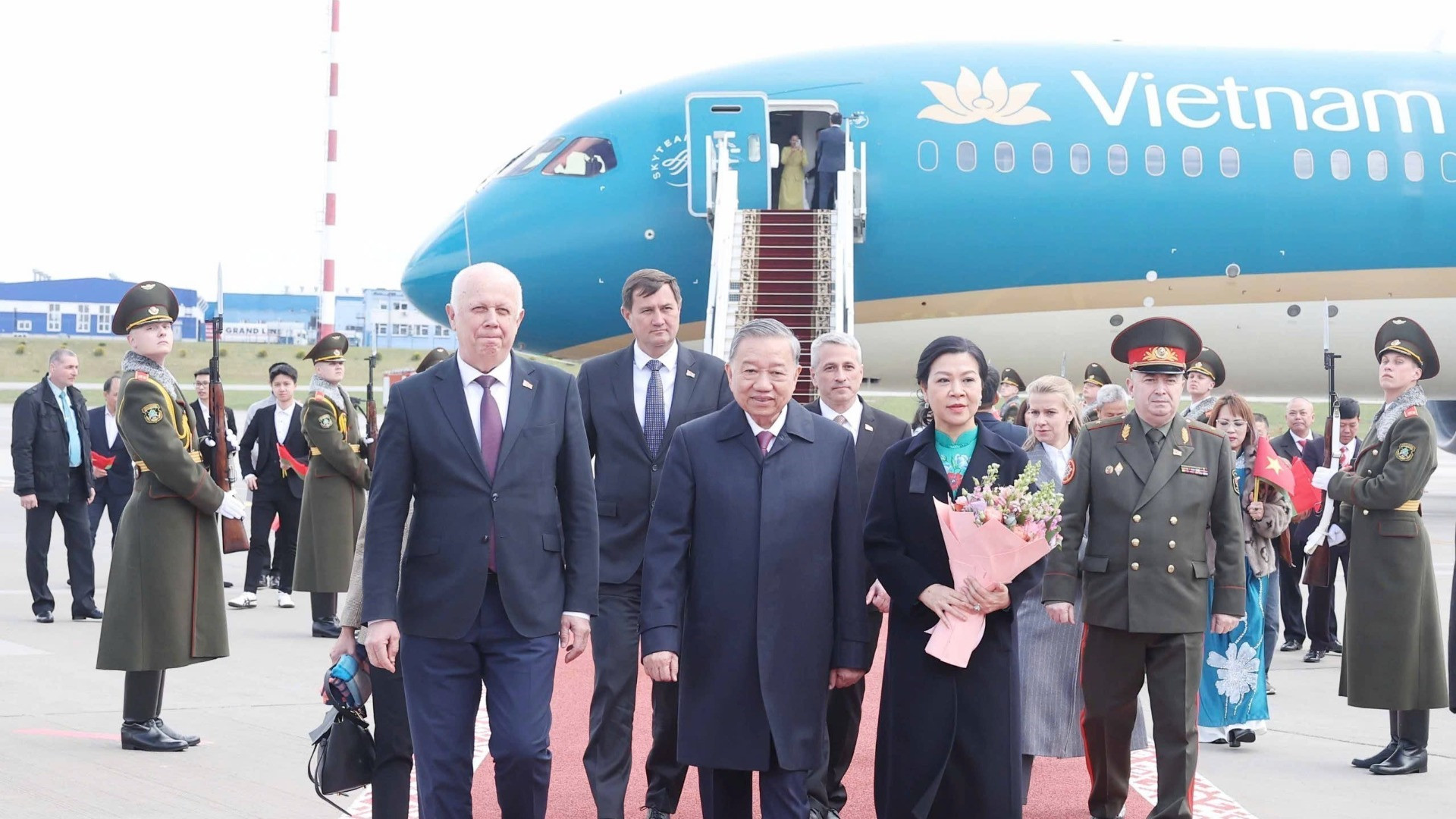 Lễ đón Tổng Bí thư Tô Lâm và Phu nhân tại sân bay quốc tế Minsk. (Ảnh: Thống Nhất/TTXVN)