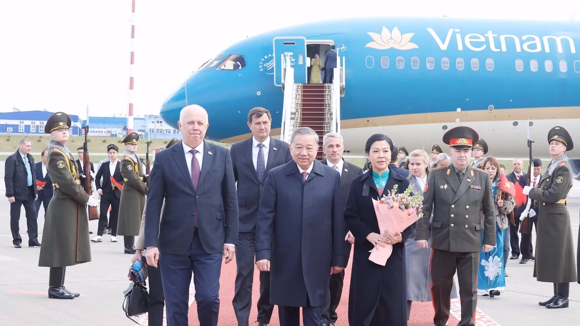 Lễ đón Tổng Bí thư Tô Lâm và Phu nhân tại sân bay quốc tế Minsk. (Ảnh: Thống Nhất/TTXVN)