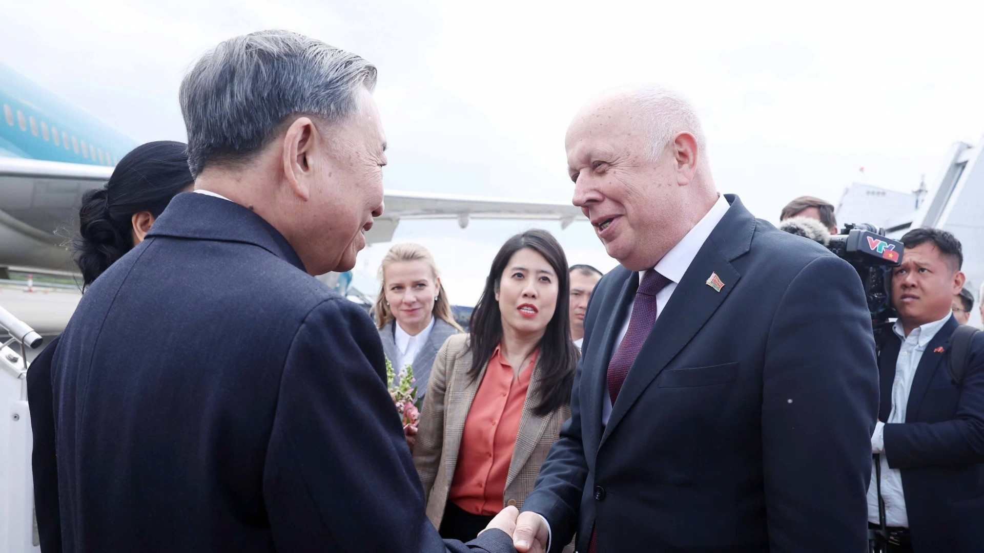 Phó Thủ tướng Belarus Anatoly Sivak đón Tổng Bí thư Tô Lâm và Phu nhân tại sân bay quốc tế Minsk. (Ảnh: Thống Nhất/TTXVN)