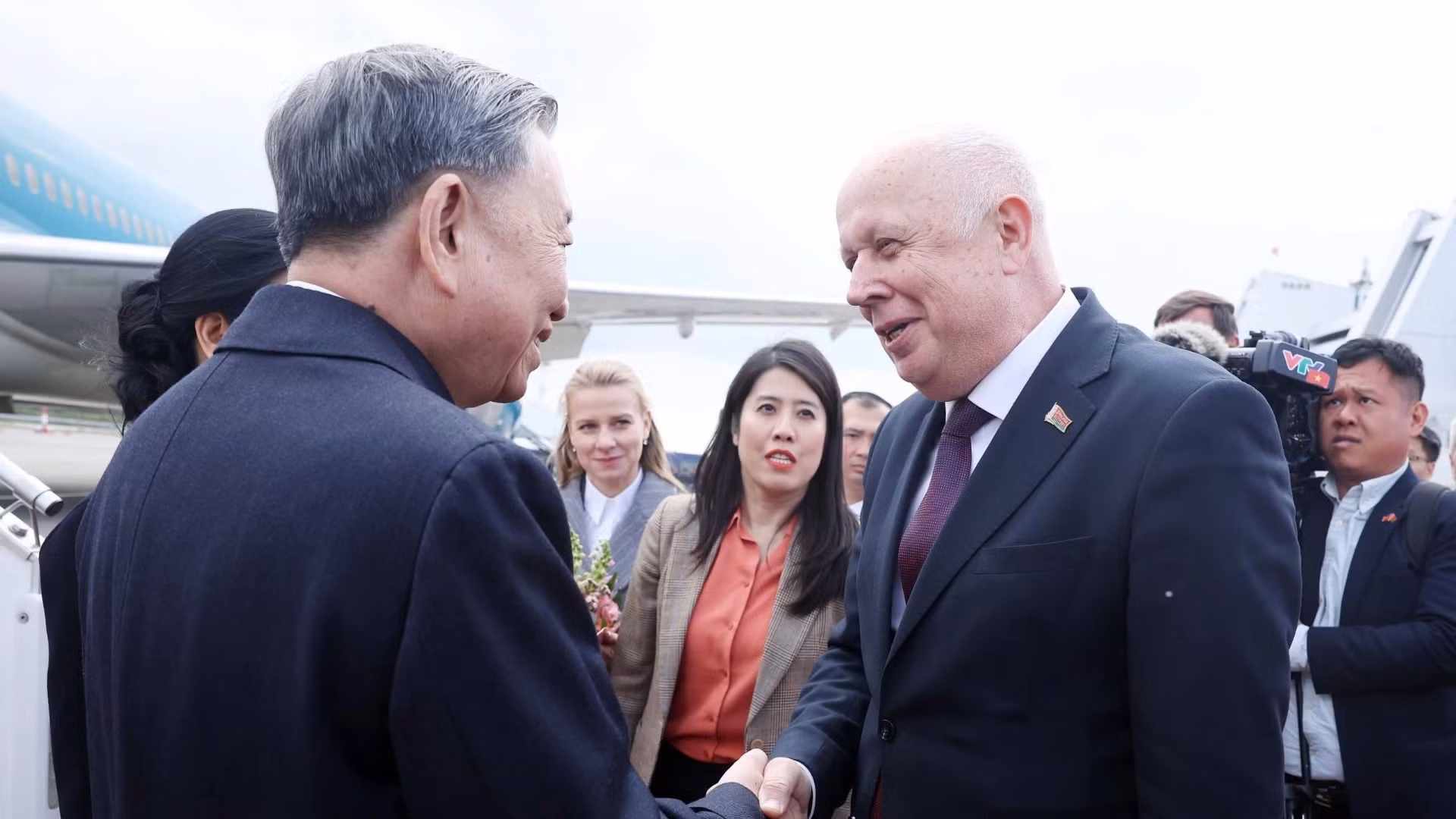 Phó Thủ tướng Belarus Anatoly Sivak đón Tổng Bí thư Tô Lâm và Phu nhân tại sân bay quốc tế Minsk. (Ảnh: Thống Nhất/TTXVN)