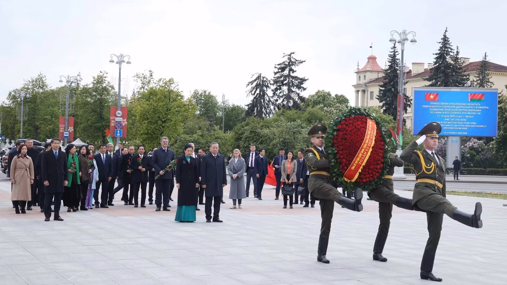 Tổng Bí thư Tô Lâm và Phu nhân cùng Đoàn đại biểu cấp cao Việt Nam đến đặt hoa tại Tượng đài Chiến thắng ở Thủ đô Minsk. (Ảnh: Thống Nhất/TTXVN) Tổng Bí thư Tô Lâm và Phu nhân cùng Đoàn đại biểu cấp cao Việt Nam đến đặt hoa tại Tượng đài Chiến thắng ở Thủ đô Minsk. (Ảnh: Thống Nhất/TTXVN)