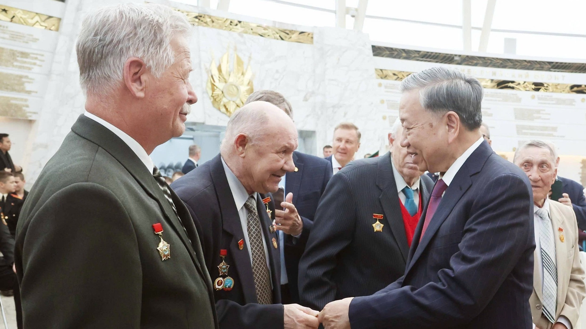 Tổng Bí thư Tô Lâm thăm hỏi, tặng quà cho cựu quân nhân Belarus từng có đóng góp nổi bật cho Việt Nam. (Ảnh: Thống Nhất/TTXVN)