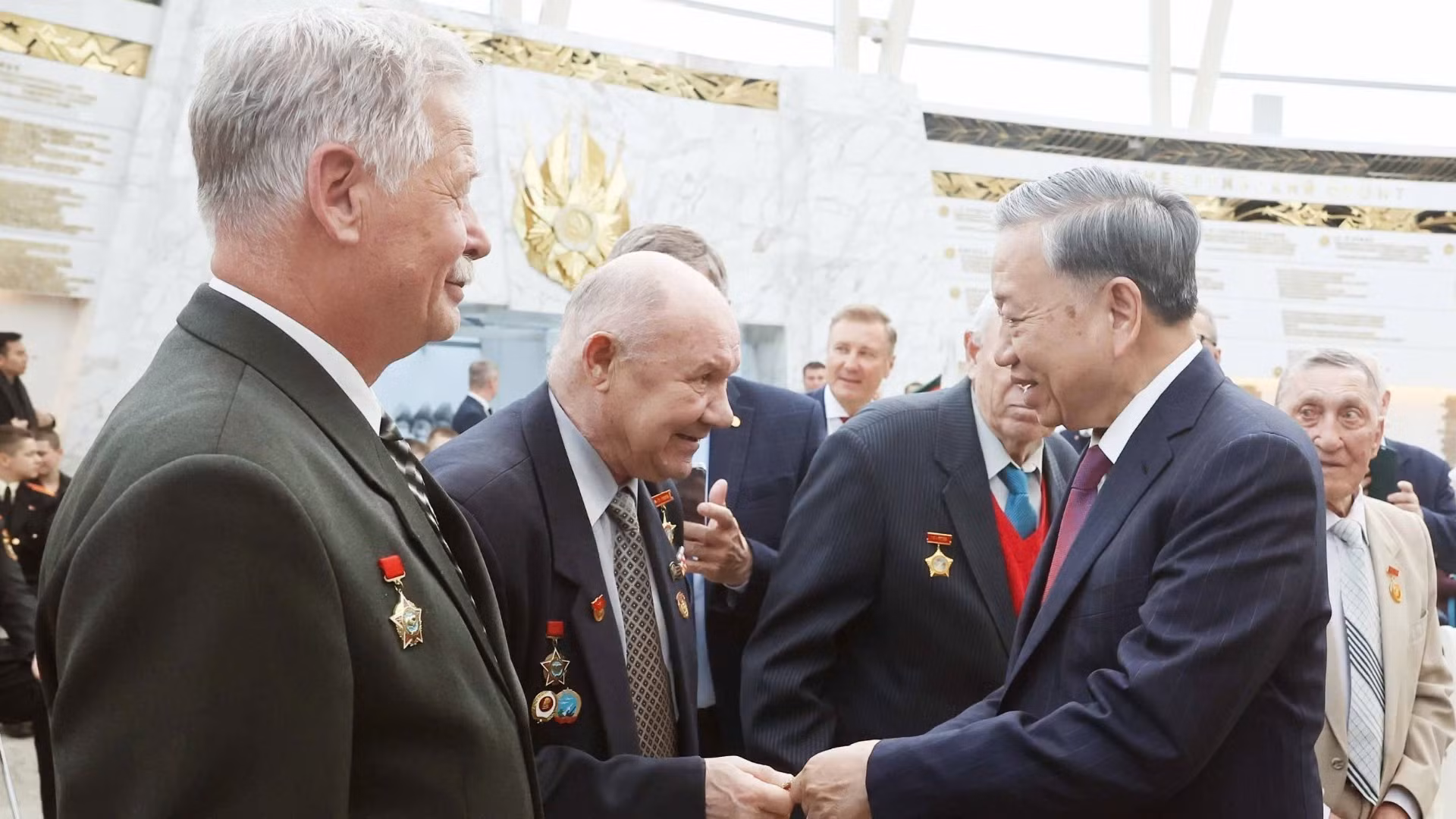 Tổng Bí thư Tô Lâm thăm hỏi, tặng quà cho cựu quân nhân Belarus từng có đóng góp nổi bật cho Việt Nam. (Ảnh: Thống Nhất/TTXVN)