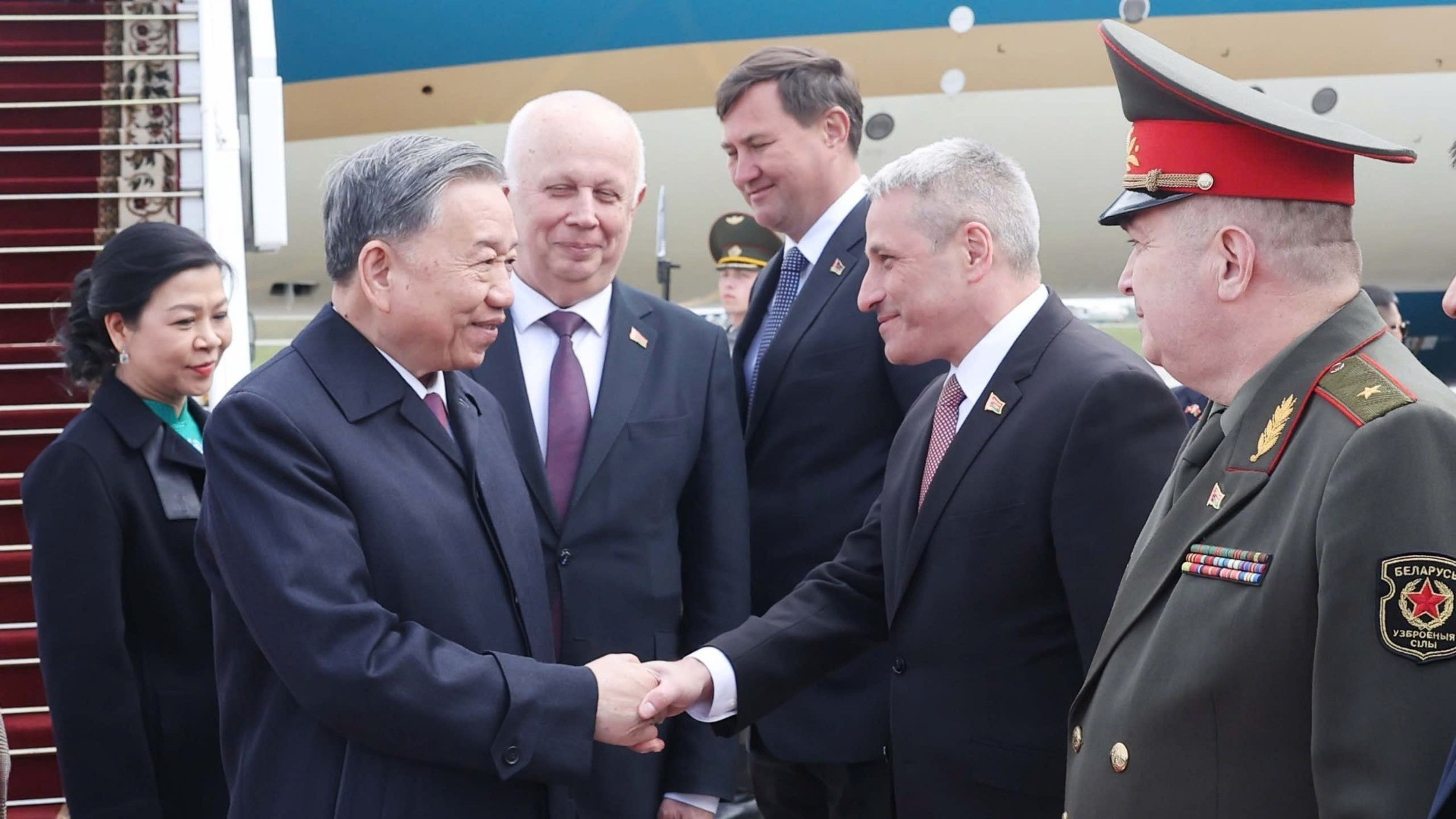 Các quan chức Belarus đón Tổng Bí thư Tô Lâm và Phu nhân tại sân bay quốc tế Minsk. (Ảnh: Thống Nhất/TTXVN)