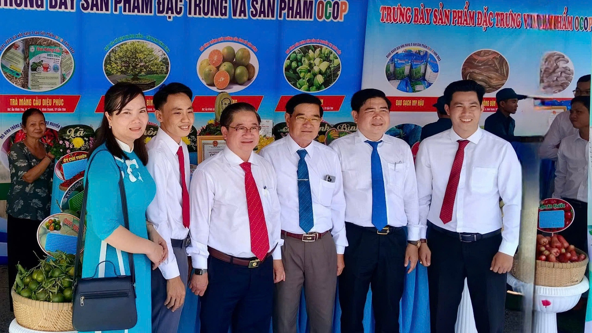 Lãnh đạo thành phố Cần Thơ tham quan gian hàng sản phẩm của start-up "cây nhà lá vườn".