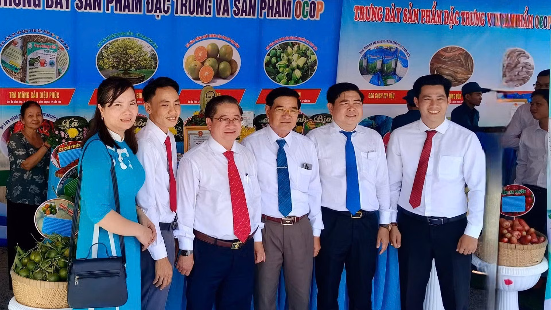 Lãnh đạo thành phố Cần Thơ tham quan gian hàng sản phẩm của start-up "cây nhà lá vườn".