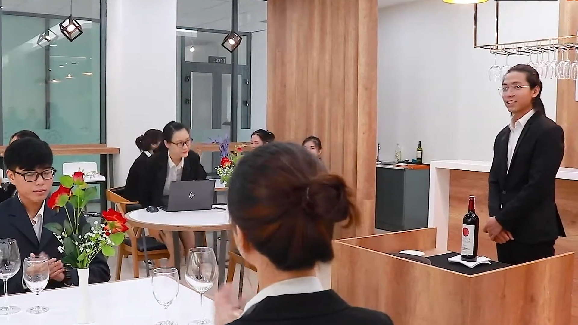 Doanh nghiệp và cơ sở đào tạo cần có sự liên kết chặt chẽ để nhân lực du lịch đáp ứng được nhu cầu. Doanh nghiệp và cơ sở đào tạo cần có sự liên kết chặt chẽ để nhân lực du lịch đáp ứng được nhu cầu.