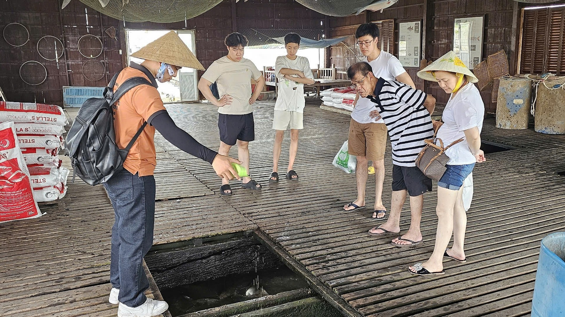 Việc có nguồn nhân lực du lịch bảo đảm chuyên môn hết sức quan trọng. Việc có nguồn nhân lực du lịch bảo đảm chuyên môn hết sức quan trọng.
