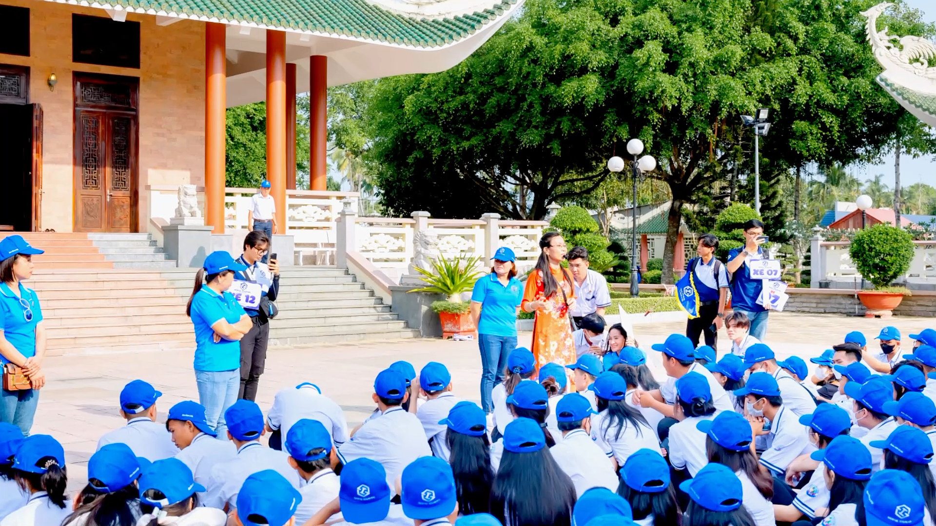 Thuyết minh viên giới thiệu cho du khách về Đền thờ Vua Hùng (Cần Thơ). Thuyết minh viên giới thiệu cho du khách về Đền thờ Vua Hùng (Cần Thơ).